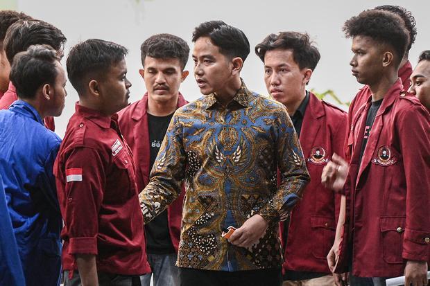 Wakil Presiden Gibran Rakabuming Raka (tengah) berbincang dengan perwakilan mahasiswa pengunjuk rasa usai pertemuan di Istana Wakil Presiden, Jakarta, Senin (15/6/2026). Dalam pertemuannya, Gibran mendengarkan dan mencatat aspirasi yang disampaikan langsung oleh mahasiswa pengunjuk rasa.