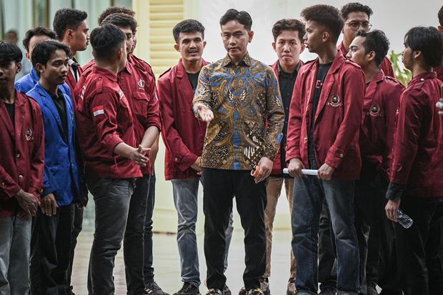 Wakil Presiden Gibran Rakabuming Raka (tengah) berjalan keluar bersama perwakilan mahasiswa pengunjuk rasa usai pertemuan di Istana Wakil Presiden, Jakarta, Senin (15/6/2026). Dalam pertemuannya, Gibran mendengarkan dan mencatat aspirasi yang disampaikan langsung oleh mahasiswa pengunjuk rasa.