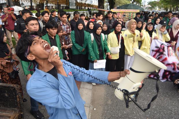 Mahasiswa berorasi saat aksi unjuk rasa di depan Kantor DPRD Sumatera Barat di Padang, Senin (15/6/2026). Unjuk rasa mahasiswa tersebut untuk menuntut perbaikan tata kelola perekonomian nasional.