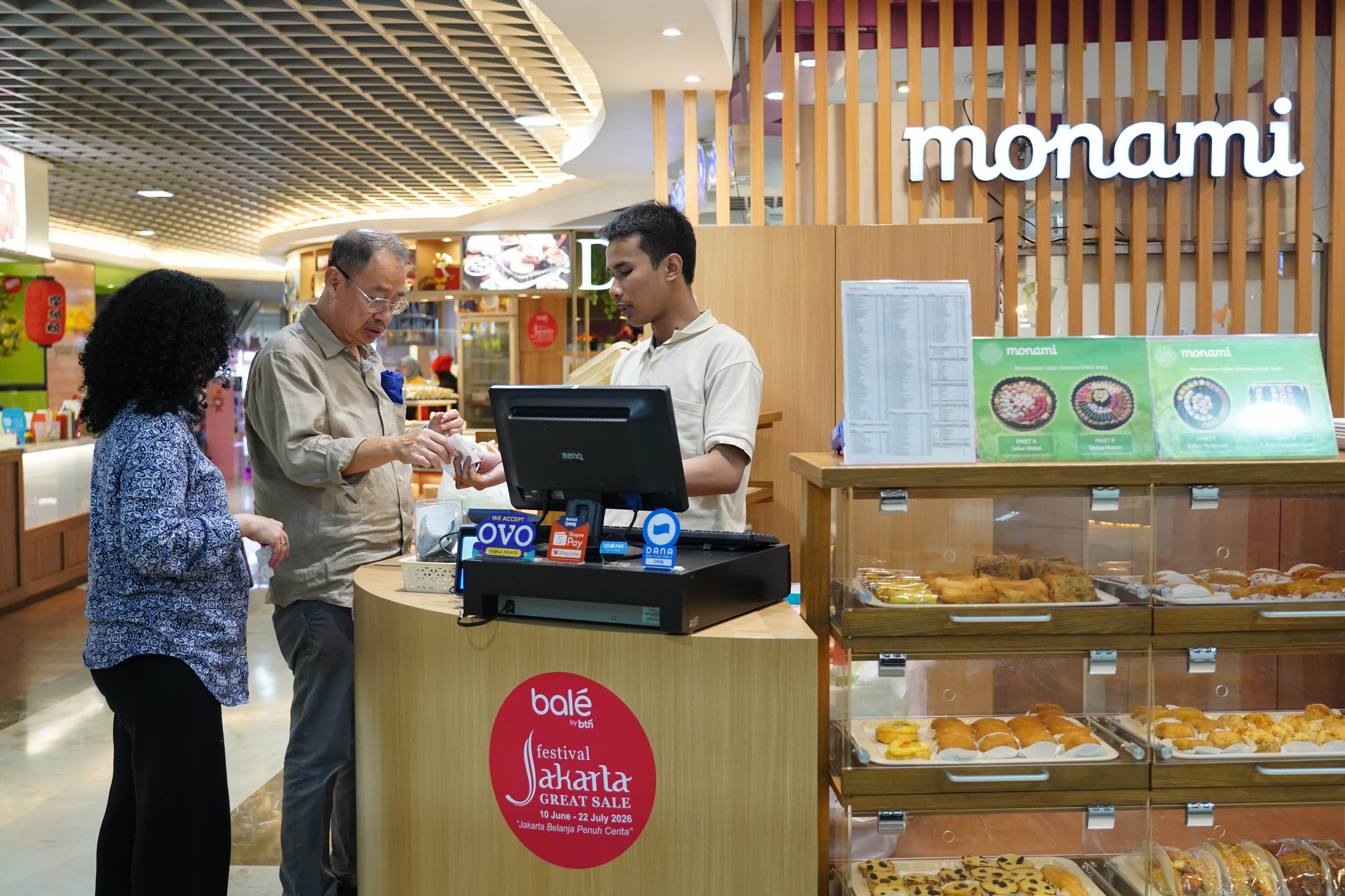 Pengunjung membeli makanan saat Festival Jakarta Great Sale di Kuningan City Mall, Jakarta, Senin (15/6/2026). Dalam rangka memperingati HUT ke-499 Jakarta, Pemerintah Provinsi DKI Jakarta menyelenggarakan Festival Jakarta Great Sale dengan menawarkan diskon hingga 70 persen di 104 pusat perbelanjaan yang berlangsung hingga 22 Juli 2026.