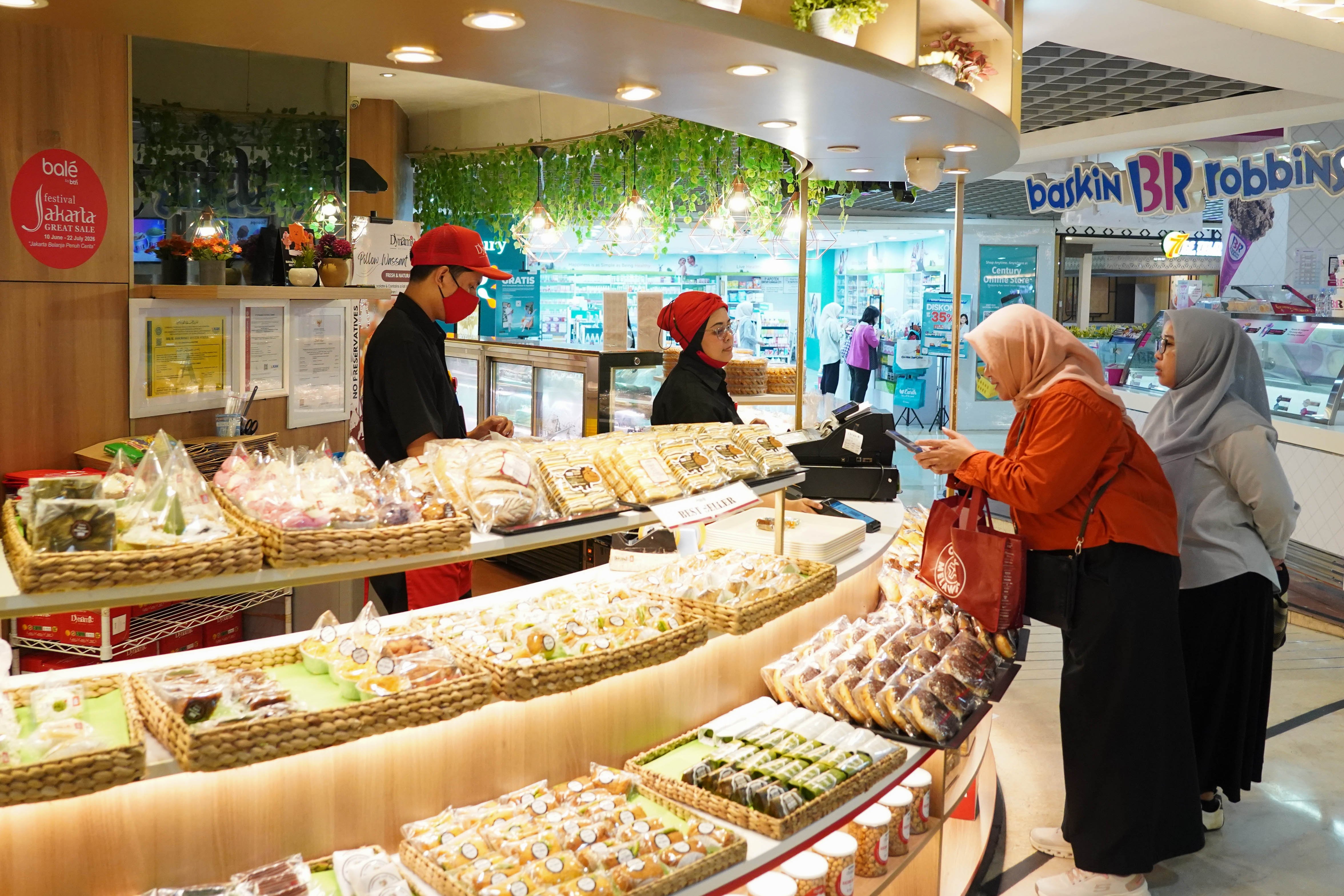 Pengunjung membeli makanan saat Festival Jakarta Great Sale di Kuningan City Mall, Jakarta, Senin (15/6/2026). Dalam rangka memperingati HUT ke-499 Jakarta, Pemerintah Provinsi DKI Jakarta menyelenggarakan Festival Jakarta Great Sale dengan menawarkan diskon hingga 70 persen di 104 pusat perbelanjaan yang berlangsung hingga 22 Juli 2026.