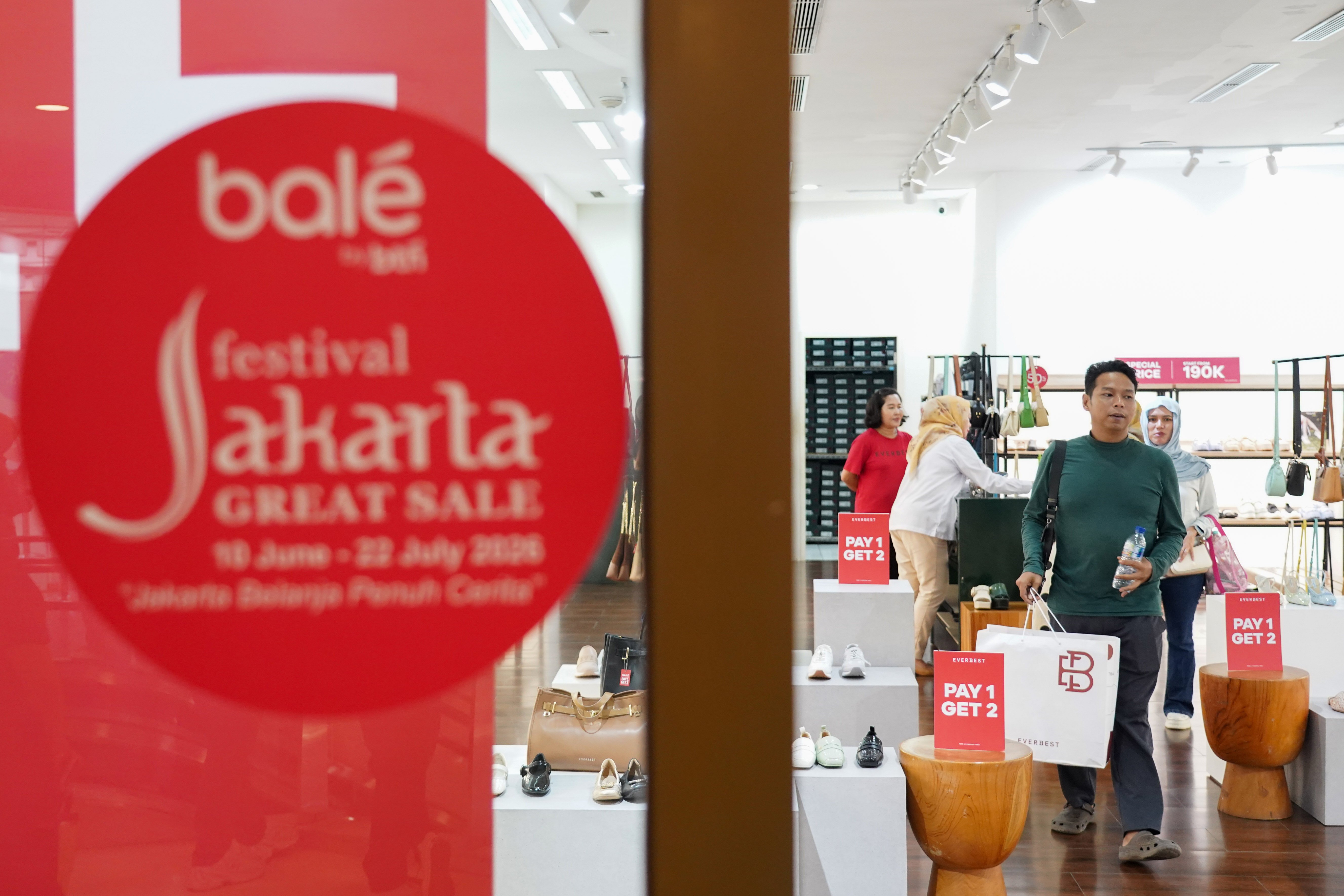 Pengunjung membawa barang belanjaan saat Festival Jakarta Great Sale di Kuningan City Mall, Jakarta, Senin (15/6/2026). Dalam rangka memperingati HUT ke-499 Jakarta, Pemerintah Provinsi DKI Jakarta menyelenggarakan Festival Jakarta Great Sale dengan menawarkan diskon hingga 70 persen di 104 pusat perbelanjaan yang berlangsung hingga 22 Juli 2026.