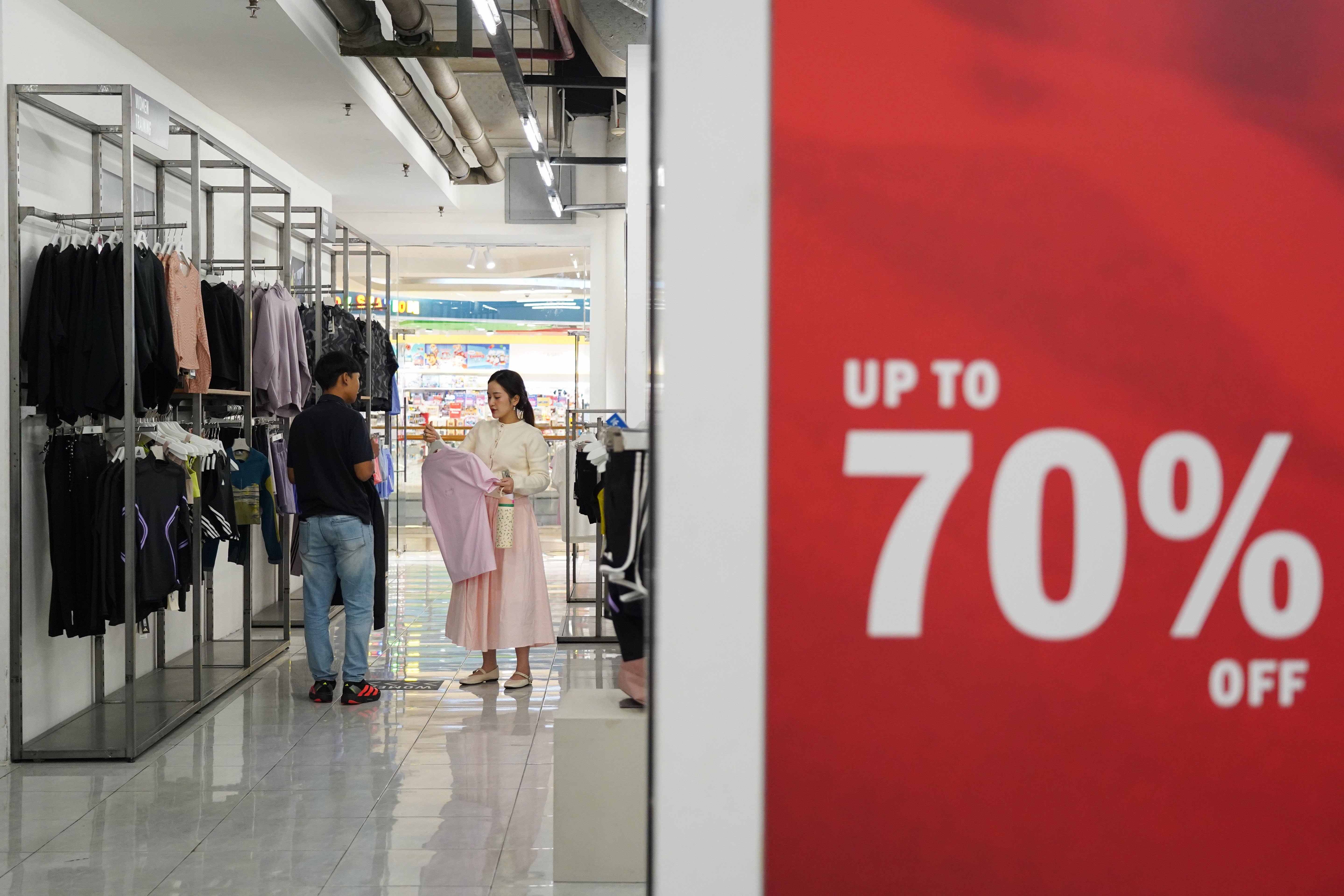 Pengunjung memilih pakaian saat Festival Jakarta Great Sale di Kuningan City Mall, Jakarta, Senin (15/6/2026). Dalam rangka memperingati HUT ke-499 Jakarta, Pemerintah Provinsi DKI Jakarta menyelenggarakan Festival Jakarta Great Sale dengan menawarkan diskon hingga 70 persen di 104 pusat perbelanjaan yang berlangsung hingga 22 Juli 2026.