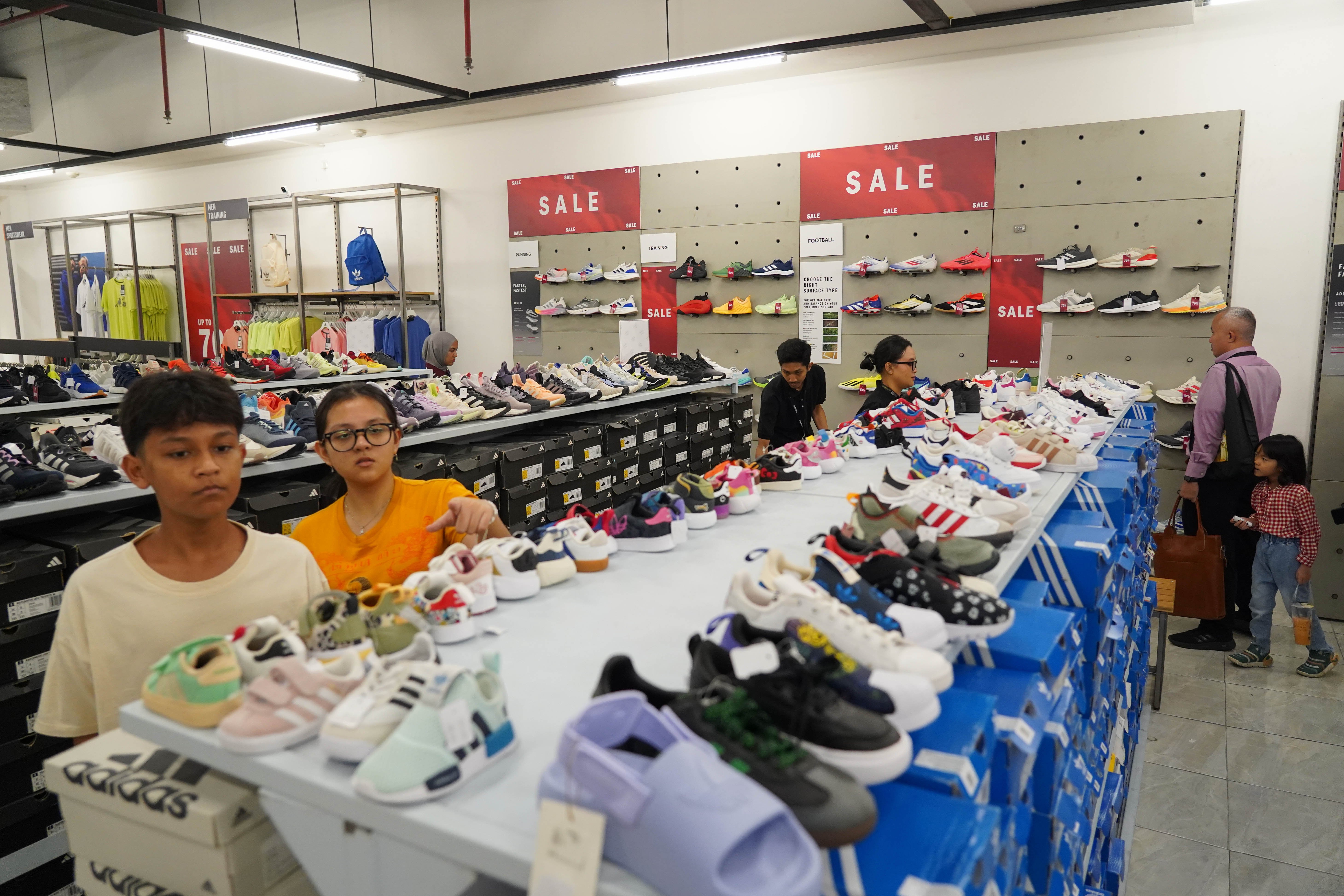 Pengunjung memilih sepatu saat Festival Jakarta Great Sale di Kuningan City Mall, Jakarta, Senin (15/6/2026). Dalam rangka memperingati HUT ke-499 Jakarta, Pemerintah Provinsi DKI Jakarta menyelenggarakan Festival Jakarta Great Sale dengan menawarkan diskon hingga 70 persen di 104 pusat perbelanjaan yang berlangsung hingga 22 Juli 2026.