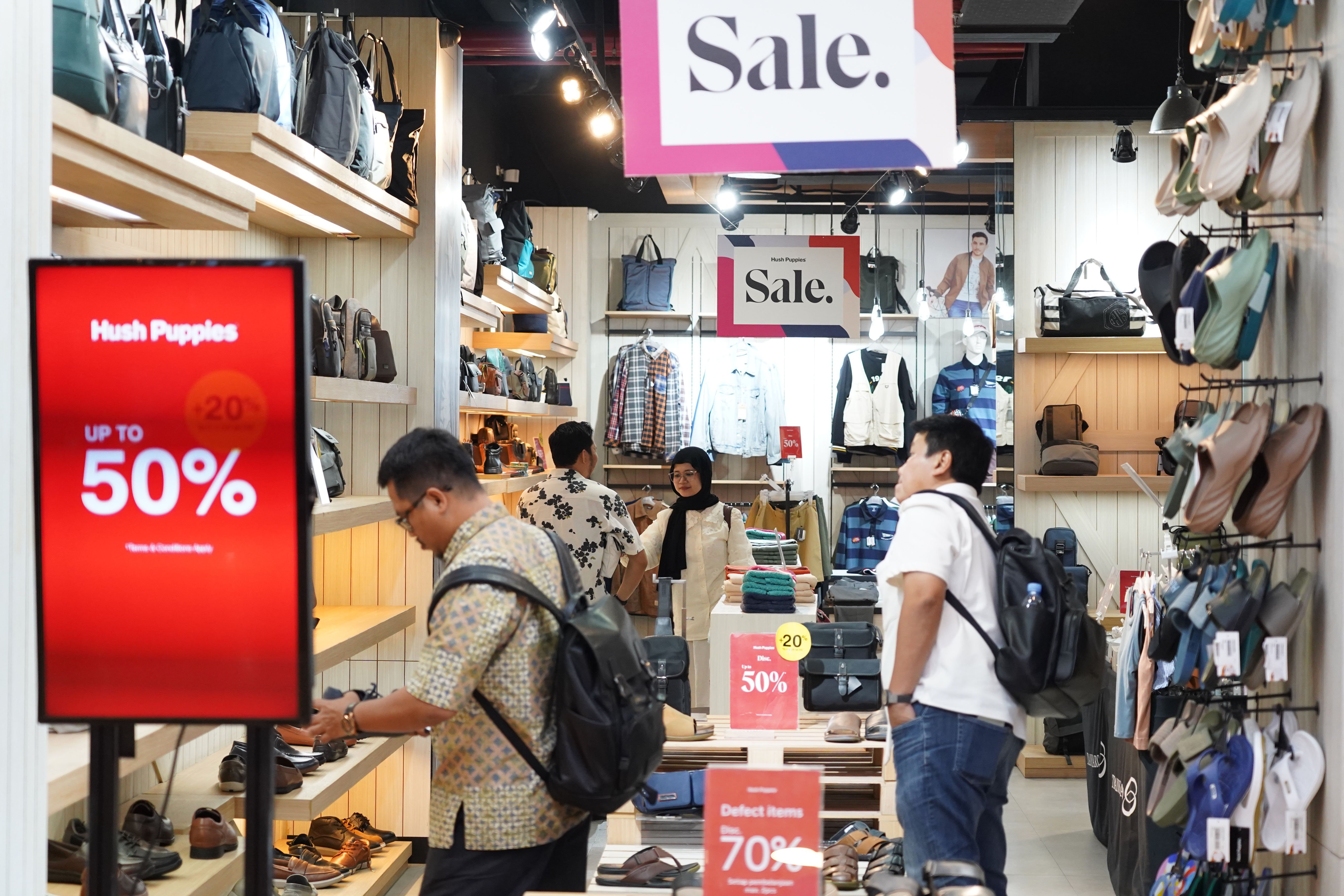 Pengunjung memilih pakaian saat Festival Jakarta Great Sale di Kuningan City Mall, Jakarta, Senin (15/6/2026). Dalam rangka memperingati HUT ke-499 Jakarta, Pemerintah Provinsi DKI Jakarta menyelenggarakan Festival Jakarta Great Sale dengan menawarkan diskon hingga 70 persen di 104 pusat perbelanjaan yang berlangsung hingga 22 Juli 2026.