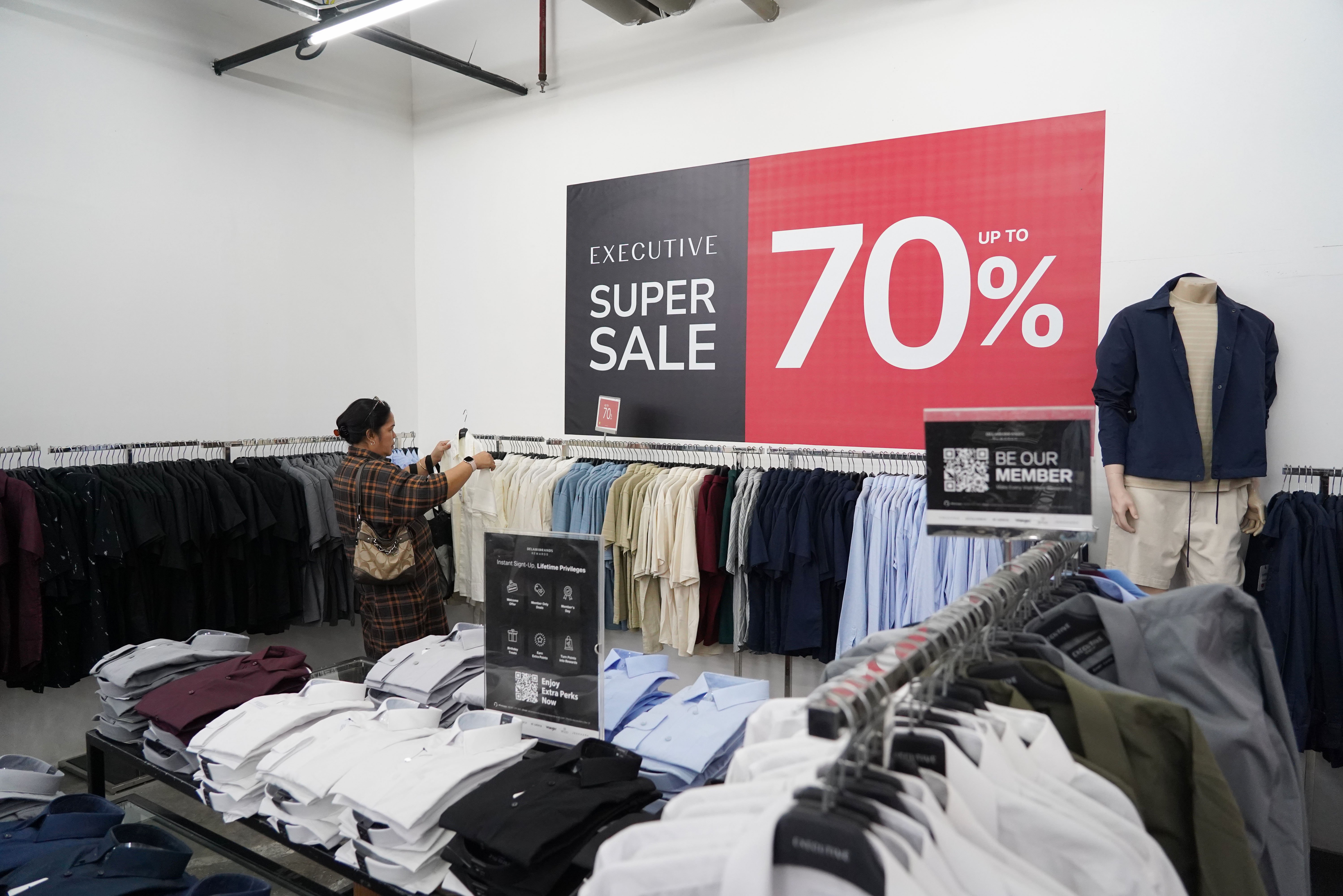 Pengunjung memilih pakaian saat Festival Jakarta Great Sale di Kuningan City Mall, Jakarta, Senin (15/6/2026). Dalam rangka memperingati HUT ke-499 Jakarta, Pemerintah Provinsi DKI Jakarta menyelenggarakan Festival Jakarta Great Sale dengan menawarkan diskon hingga 70 persen di 104 pusat perbelanjaan yang berlangsung hingga 22 Juli 2026.