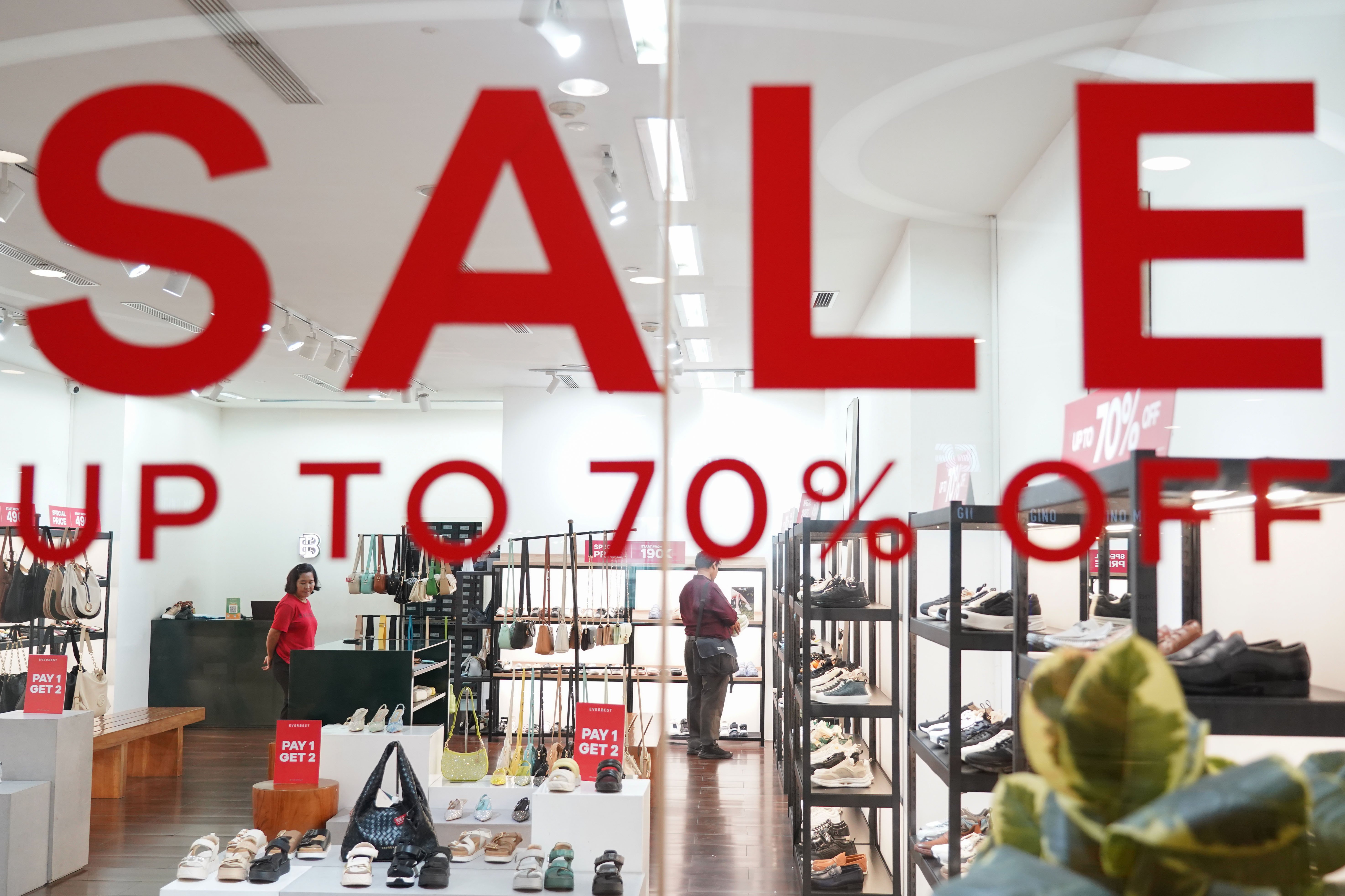 Pengunjung memilih sepatu saat Festival Jakarta Great Sale di Kuningan City Mall, Jakarta, Senin (15/6/2026). Dalam rangka memperingati HUT ke-499 Jakarta, Pemerintah Provinsi DKI Jakarta menyelenggarakan Festival Jakarta Great Sale dengan menawarkan diskon hingga 70 persen di 104 pusat perbelanjaan yang berlangsung hingga 22 Juli 2026.