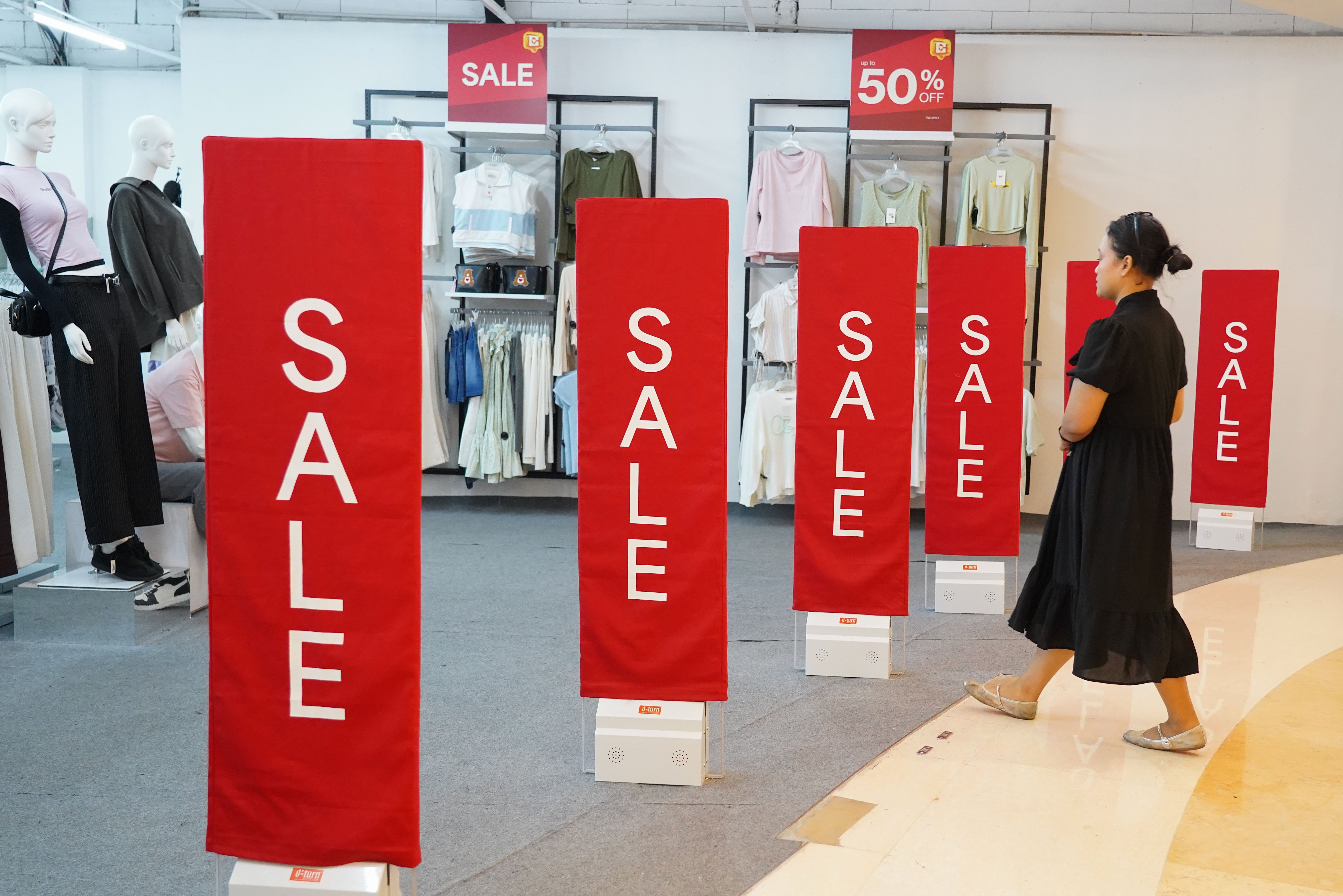 Pengunjung memasuki gerai untuk berbelanja saat Festival Jakarta Great Sale di Kuningan City Mall, Jakarta, Senin (15/6/2026). Dalam rangka memperingati HUT ke-499 Jakarta, Pemerintah Provinsi DKI Jakarta menyelenggarakan Festival Jakarta Great Sale dengan menawarkan diskon hingga 70 persen di 104 pusat perbelanjaan yang berlangsung hingga 22 Juli 2026.