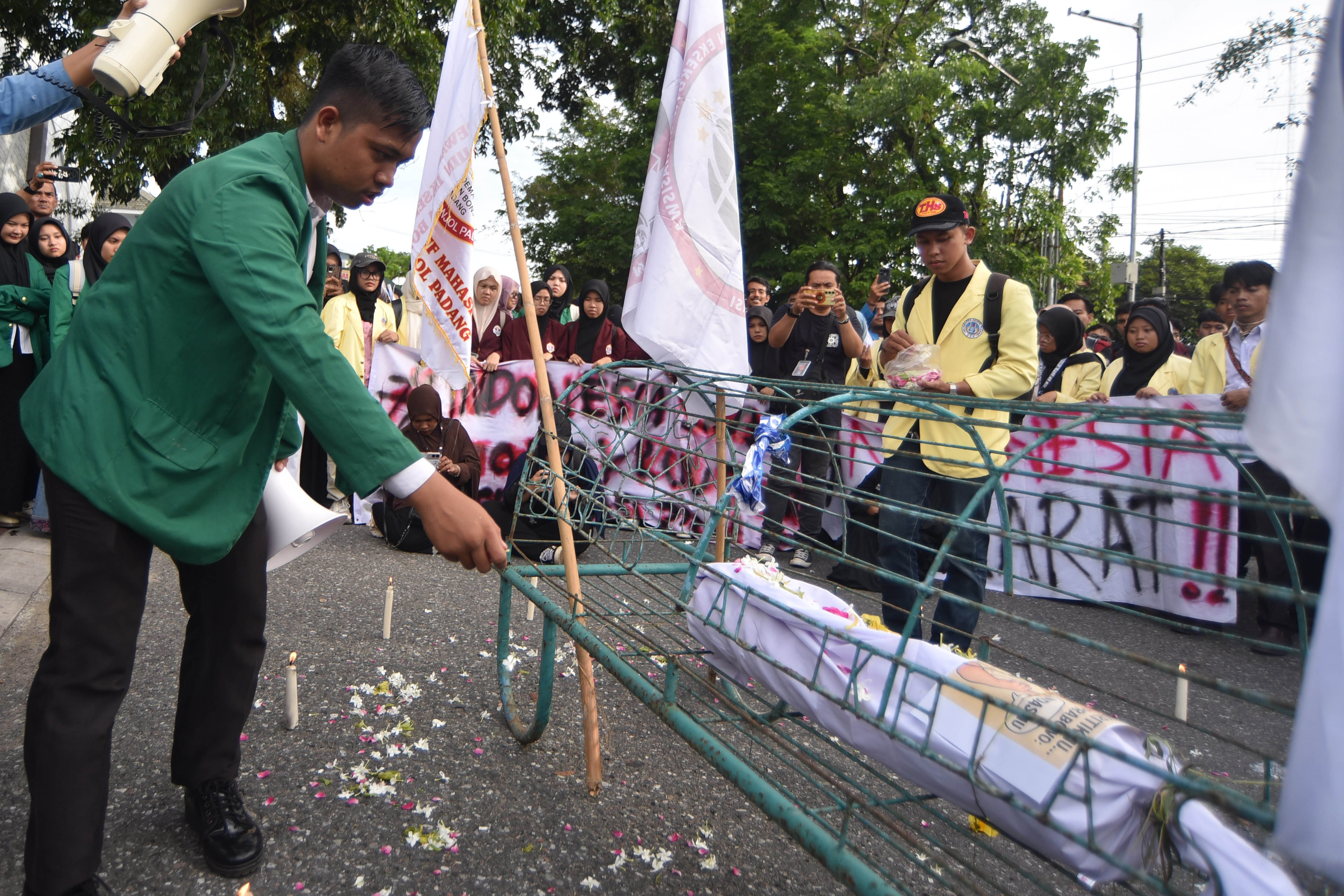 Mahasiswa menabur bunga di depan keranda saat aksi unjuk rasa di depan Kantor DPRD Sumatera Barat di Padang, Senin (15/6/2026). Unjuk rasa mahasiswa tersebut untuk menuntut perbaikan tata kelola perekonomian nasional. 