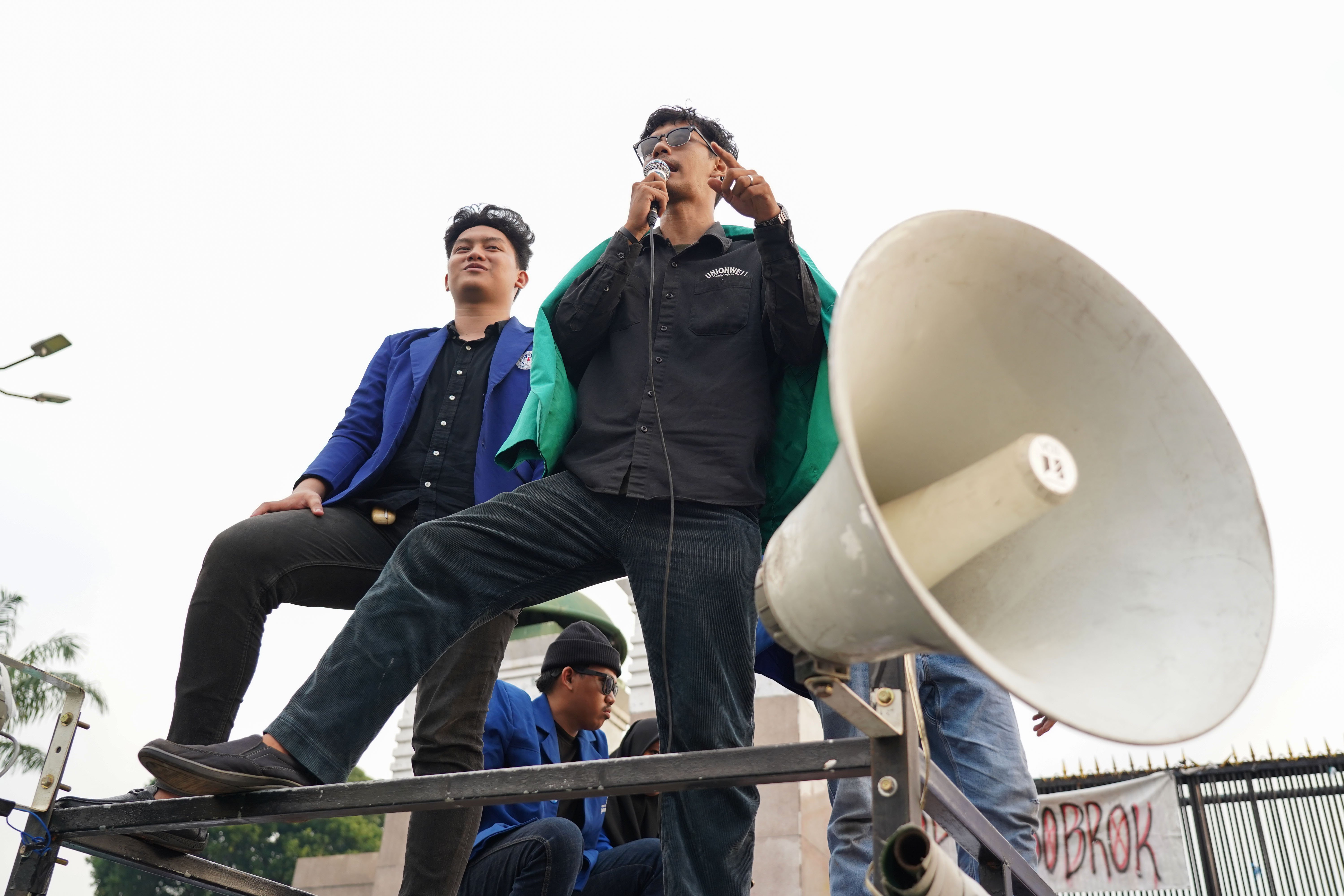 Mahasiswa berorasi saat berdemonstrasi di depan Gedung DPR/MPR, Jalan Gatot Subroto, Jakarta, Senin (16/6/2026). Dalam aksinya mahasiswa menuntut kepada pemerintah untuk menghentikan pemborosan Anggaran Pendapatan dan Belanja Negara (APBN) dan menurunkan harga kebutuhan pokok serta bahan bakar minyak (BBM) yang dinilai membebani masyarakat.