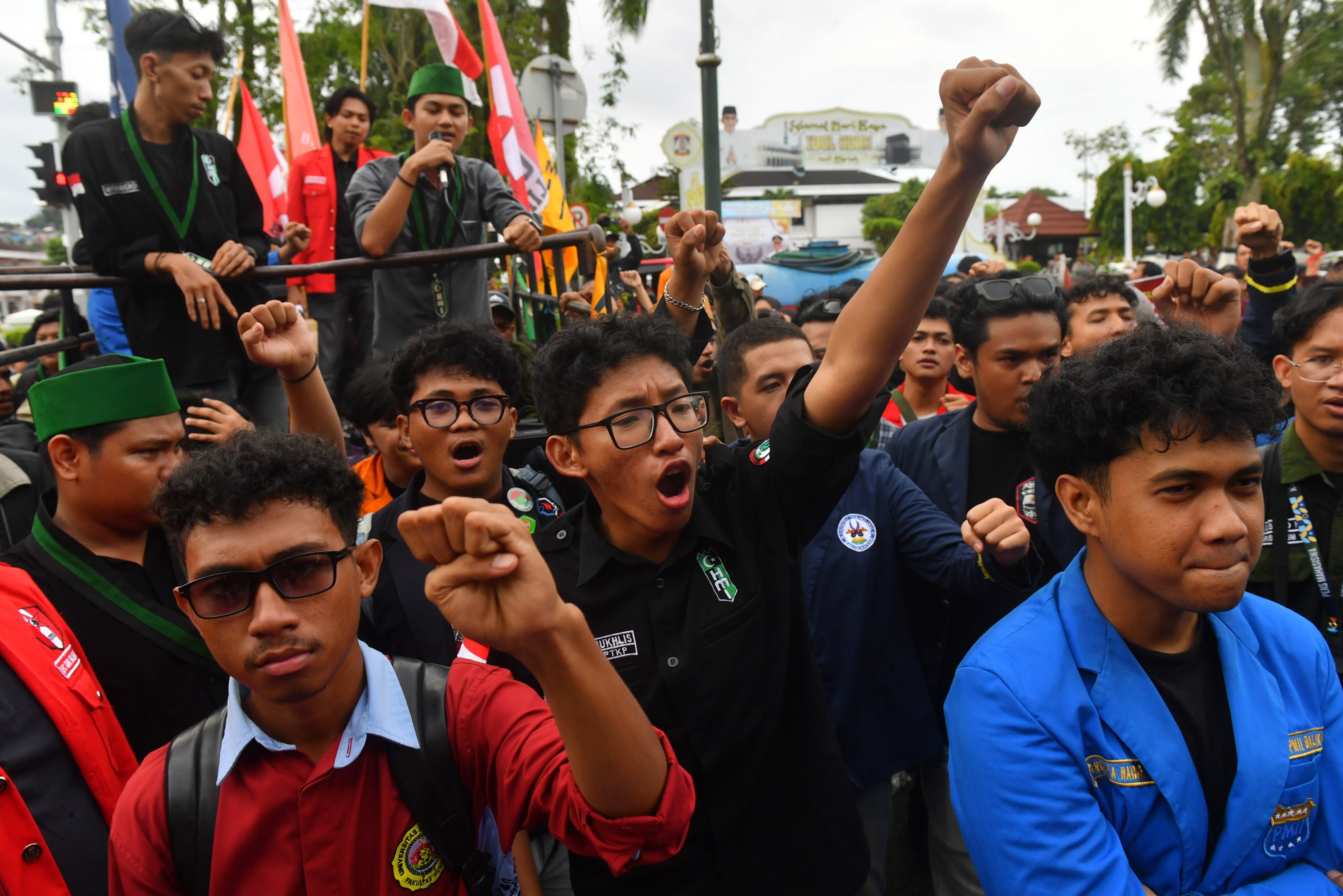 Masa dari aliansi Balikpapan bergerak (BARAK) melakukan aksi unjuk rasa di depan DPRD Kota Balikpapan, Kalimantan Timur, Senin (15/6/2026). Unjuk rasa mahasiswa tersebut untuk menuntut perbaikan tata kelola perekonomian nasional. 