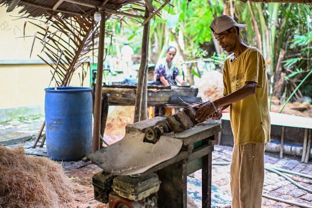 Pembuat sagu tradisional di Tulehu