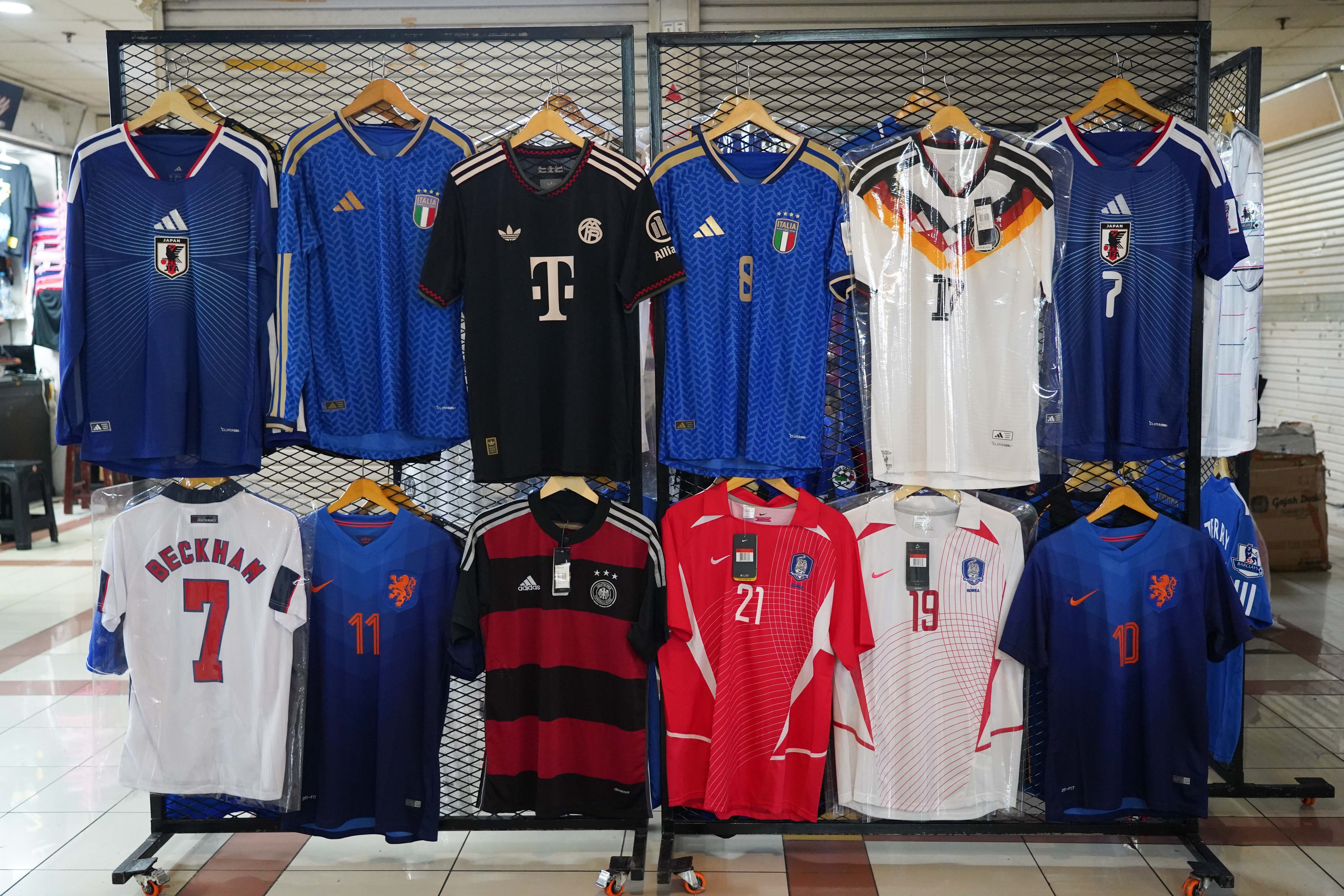 Sejumlah kaos sepak bola yang dijual di Pasar Tanah Abang Blok B, Jakarta, Rabu (17/6/2026). Berdasarkan keterangan pedagang, jersi negara peserta Piala Dunia yang dijajakan mulai dari Rp 220 ribu-Rp 270 ribu itu diminati oleh penggemar sepak bola sehingga penjualannya meningkat.