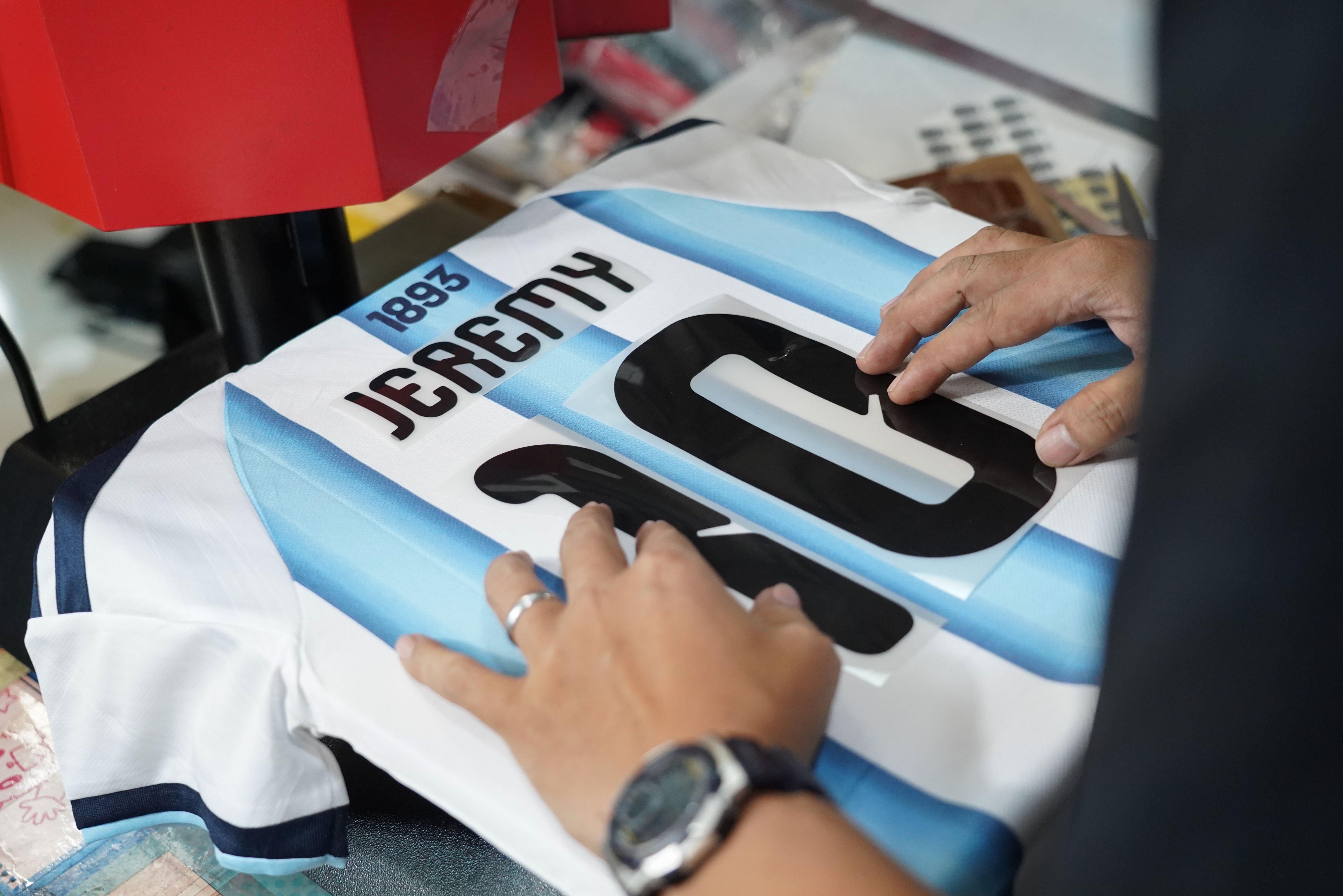 Pedagang menata nomor punggung pada kaos sepak bola di Pasar Tanah Abang Blok B, Jakarta, Rabu (17/6/2026). Berdasarkan keterangan pedagang, jersi negara peserta Piala Dunia yang dijajakan mulai dari Rp 220 ribu-Rp 270 ribu itu diminati oleh penggemar sepak bola sehingga penjualannya meningkat.