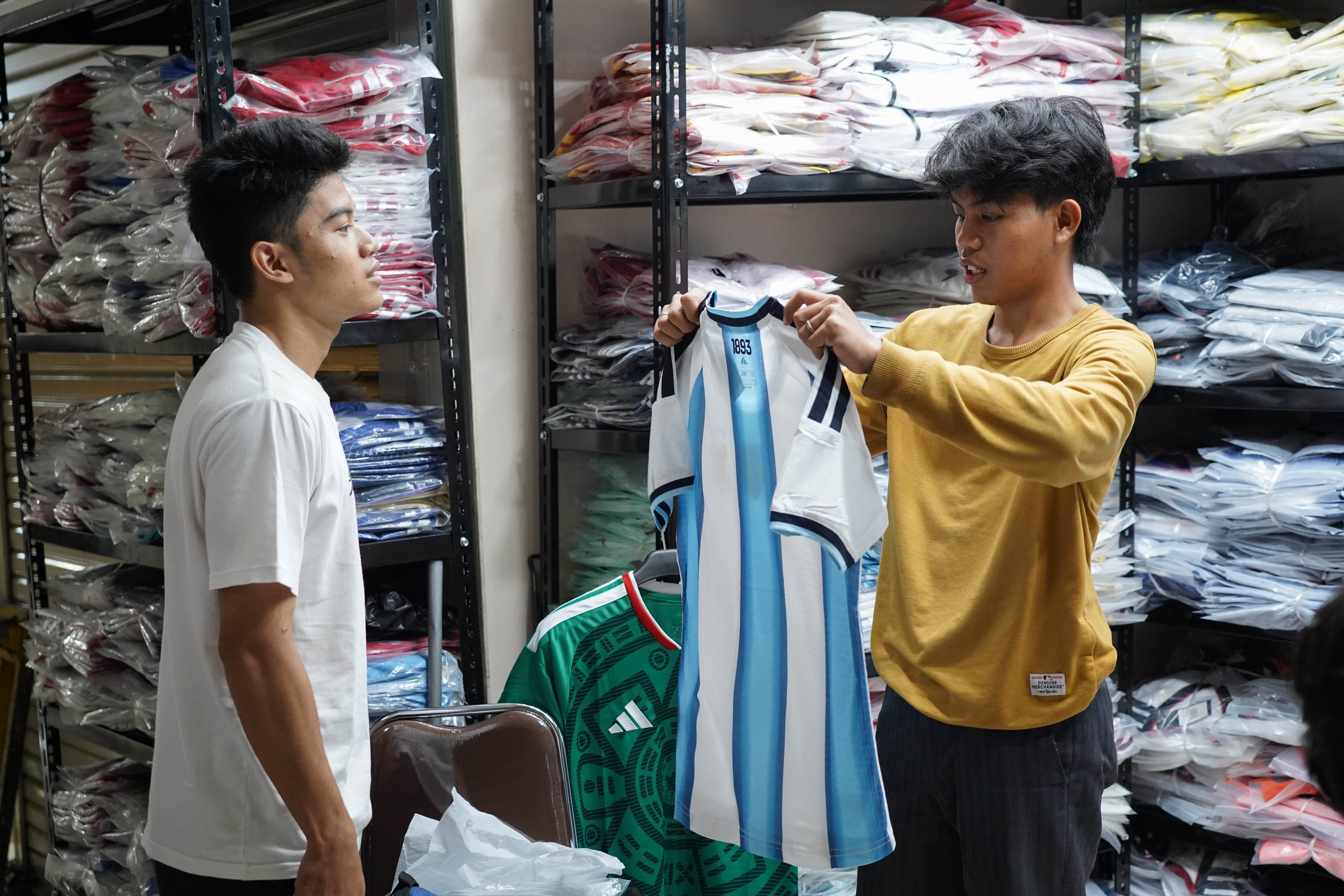 Calon pembeli melihat kaos sepak bola di Pasar Tanah Abang Blok B, Jakarta, Rabu (17/6/2026). Berdasarkan keterangan pedagang, jersi negara peserta Piala Dunia yang dijajakan mulai dari Rp 220 ribu-Rp 270 ribu itu diminati oleh penggemar sepak bola sehingga penjualannya meningkat.