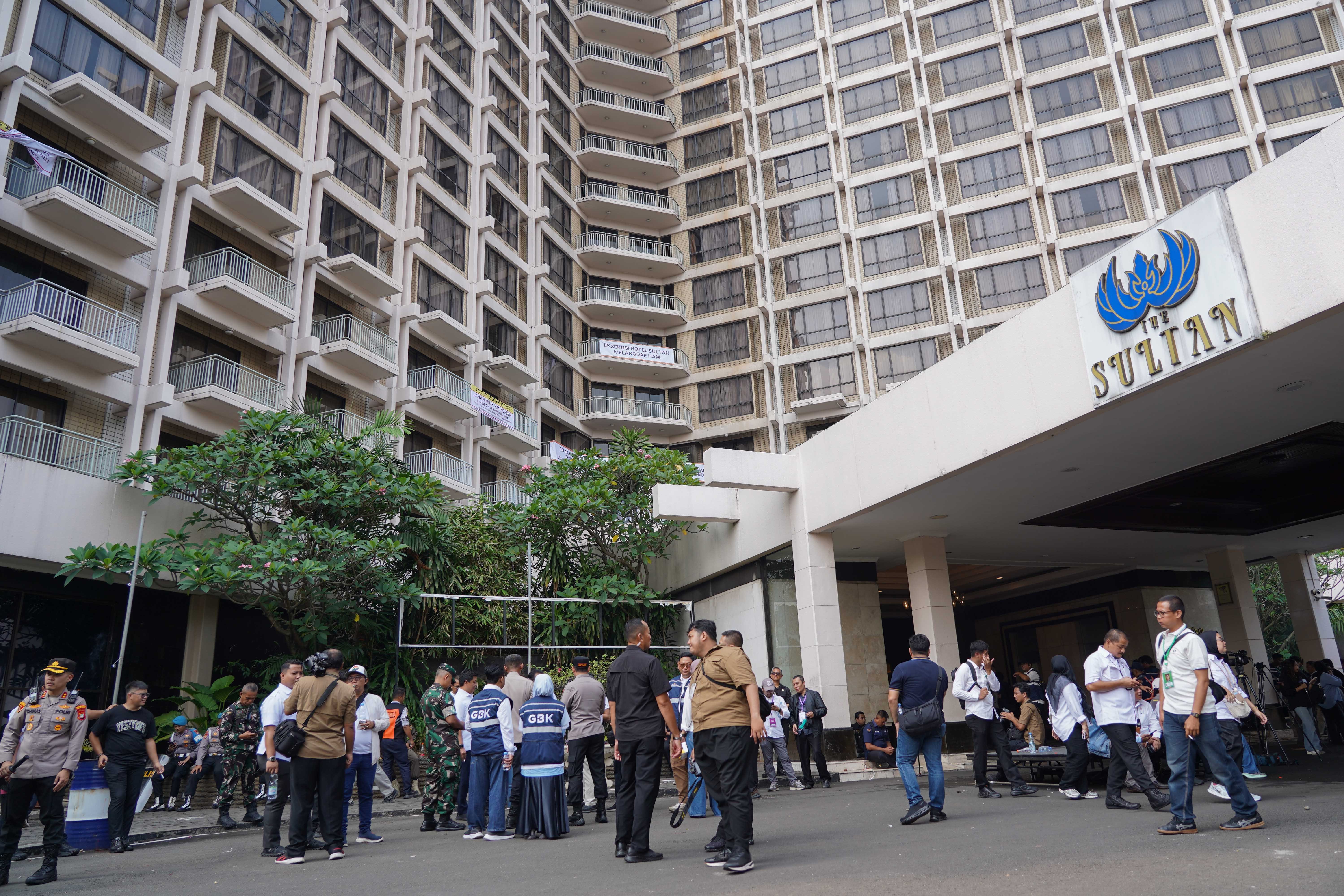 Petugas keamanan berjaga saat eksekusi pengosongan lahan Hotel Sultan di Kompleks Gelora Bung Karno, Jakarta, Kamis (18/6/2026). Eksekusi tersebut dilakukan setelah Pengadilan Negeri Jakarta Pusat menolak gugatan PT Indobuildco terhadap pemerintah Indonesia, melalui Kementerian Sekretariat Negara dan Pusat Pengelolaan Komplek Gelanggang Olahraga Bung Karno terkait pengelolaan Hotel Sultan. 
