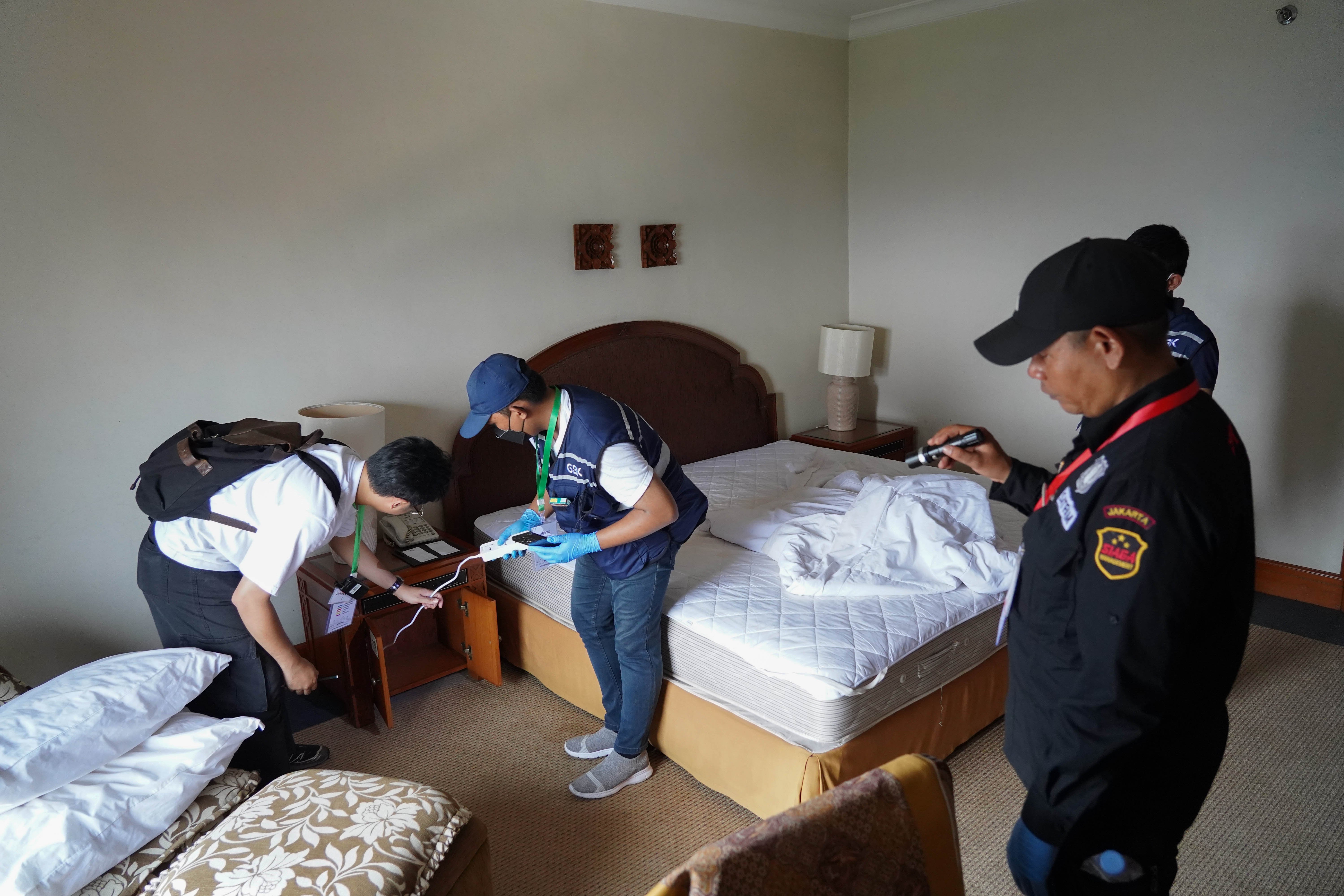 Petugas mencatat barang milik PT Indobuildco saat eksekusi pengosongan lahan Hotel Sultan di Kompleks Gelora Bung Karno, Jakarta, Kamis (18/6/2026). Eksekusi tersebut dilakukan setelah Pengadilan Negeri Jakarta Pusat menolak gugatan PT Indobuildco terhadap pemerintah Indonesia, melalui Kementerian Sekretariat Negara dan Pusat Pengelolaan Komplek Gelanggang Olahraga Bung Karno terkait pengelolaan Hotel Sultan. 