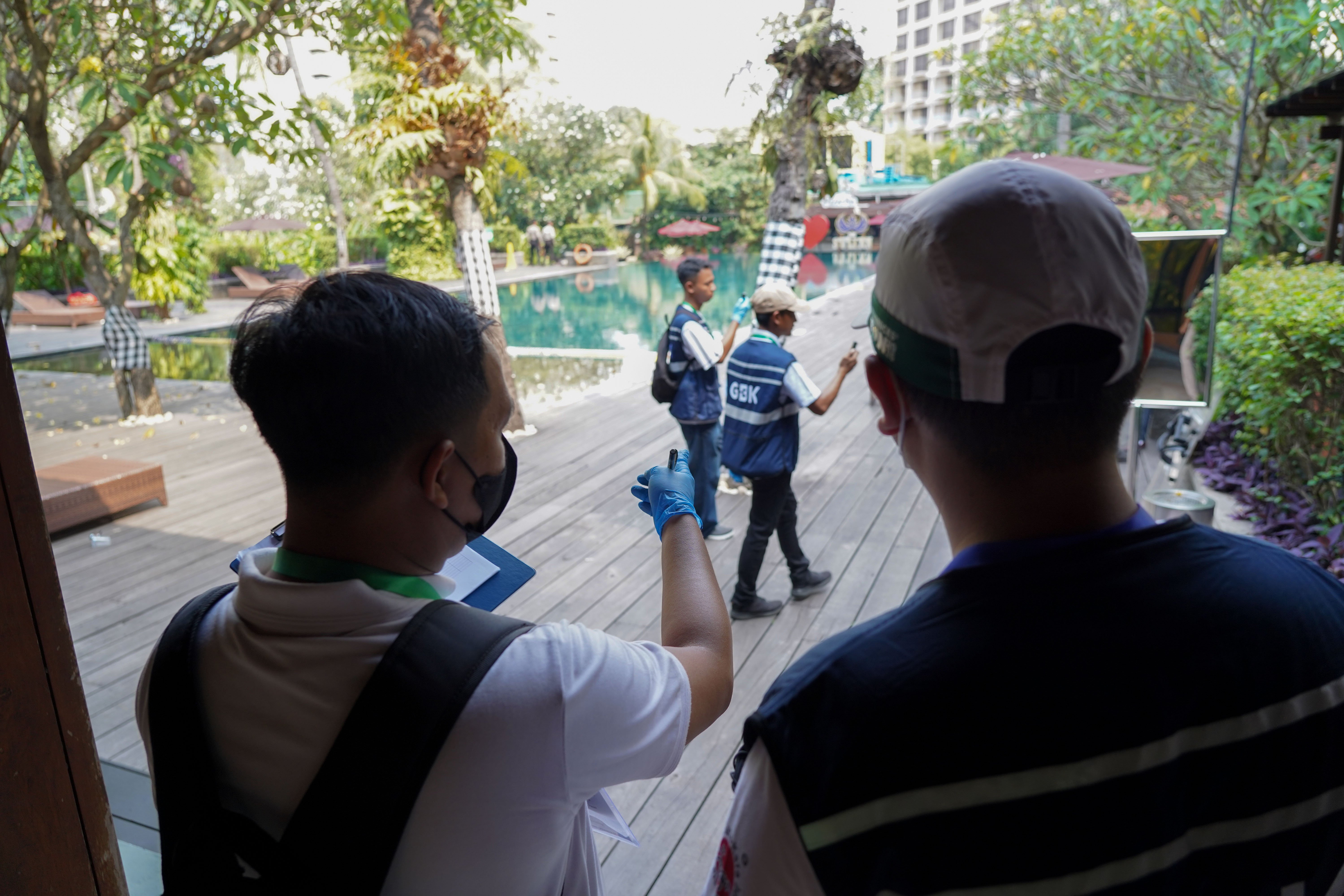 Petugas mencatat barang milik PT Indobuildco saat eksekusi pengosongan lahan Hotel Sultan di Kompleks Gelora Bung Karno, Jakarta, Kamis (18/6/2026). Eksekusi tersebut dilakukan setelah Pengadilan Negeri Jakarta Pusat menolak gugatan PT Indobuildco terhadap pemerintah Indonesia, melalui Kementerian Sekretariat Negara dan Pusat Pengelolaan Komplek Gelanggang Olahraga Bung Karno terkait pengelolaan Hotel Sultan. 