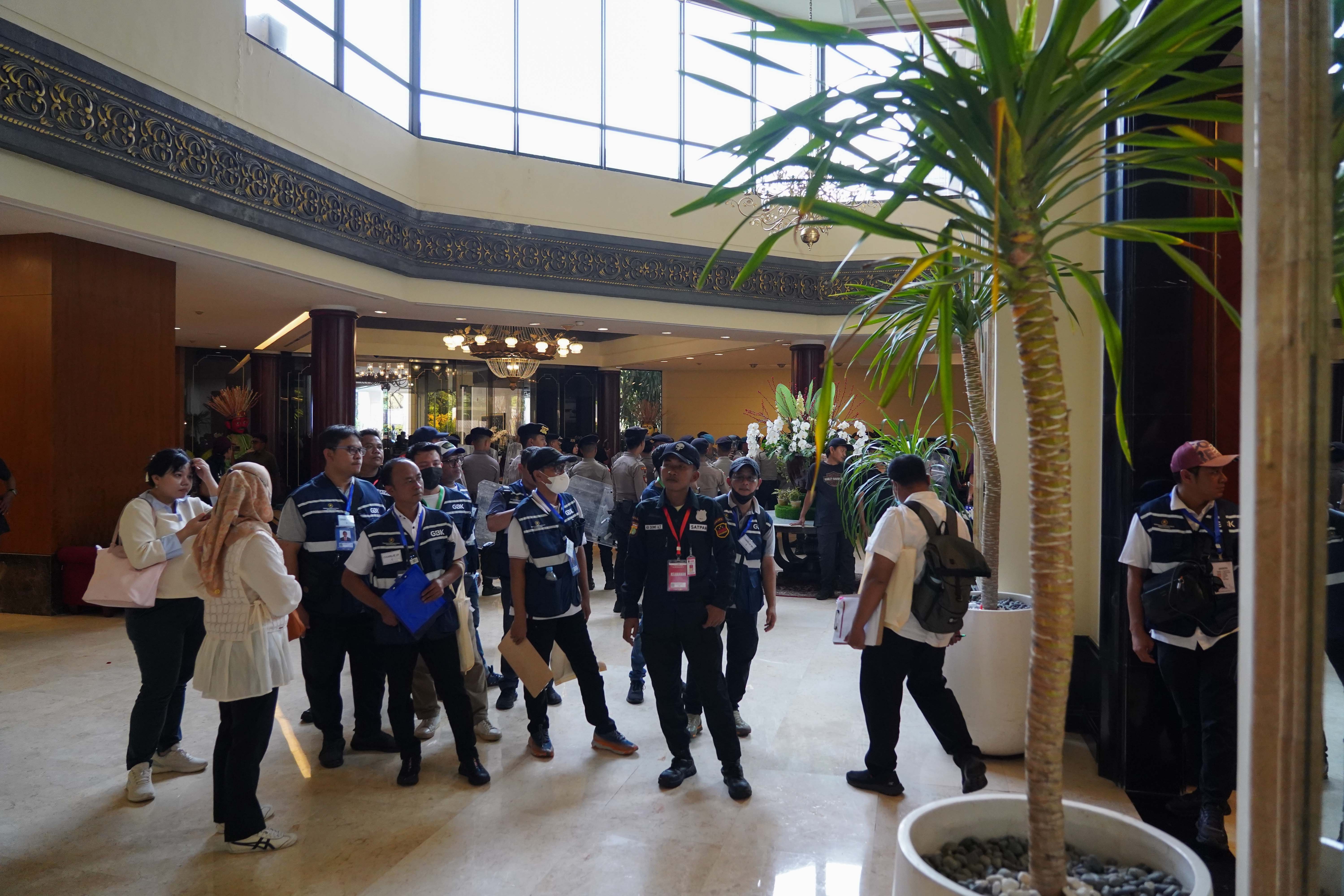 Petugas bersiap untuk melakukan eksekusi pengosongan lahan Hotel Sultan di Kompleks Gelora Bung Karno, Jakarta, Kamis (18/6/2026). Eksekusi tersebut dilakukan setelah Pengadilan Negeri Jakarta Pusat menolak gugatan PT Indobuildco terhadap pemerintah Indonesia, melalui Kementerian Sekretariat Negara dan Pusat Pengelolaan Komplek Gelanggang Olahraga Bung Karno terkait pengelolaan Hotel Sultan.