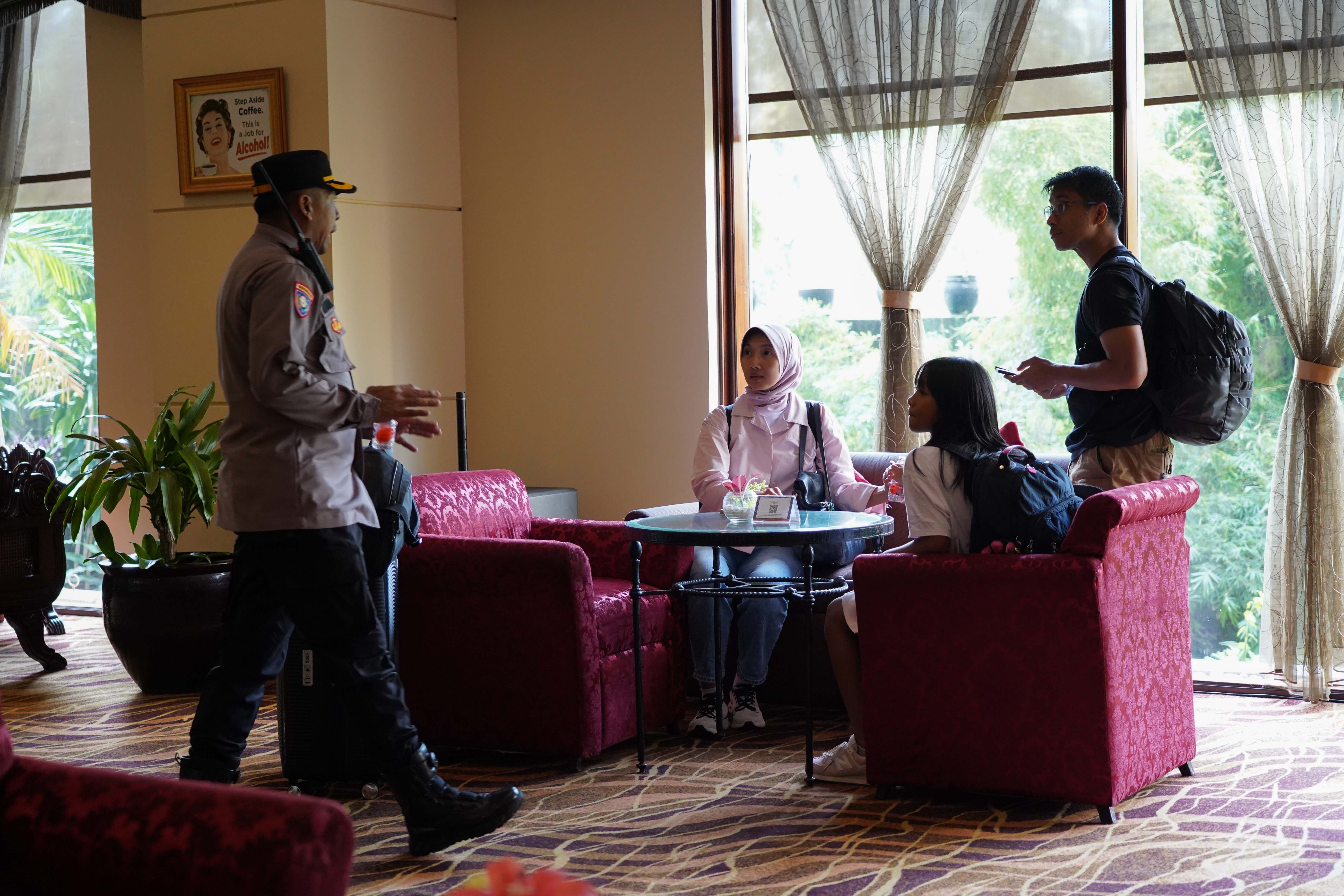 Personel kepolisian menenangkan tamu hotel saat eksekusi pengosongan lahan Hotel Sultan di Kompleks Gelora Bung Karno, Jakarta, Kamis (18/6/2026). Eksekusi tersebut dilakukan setelah Pengadilan Negeri Jakarta Pusat menolak gugatan PT Indobuildco terhadap pemerintah Indonesia, melalui Kementerian Sekretariat Negara dan Pusat Pengelolaan Komplek Gelanggang Olahraga Bung Karno terkait pengelolaan Hotel Sultan.