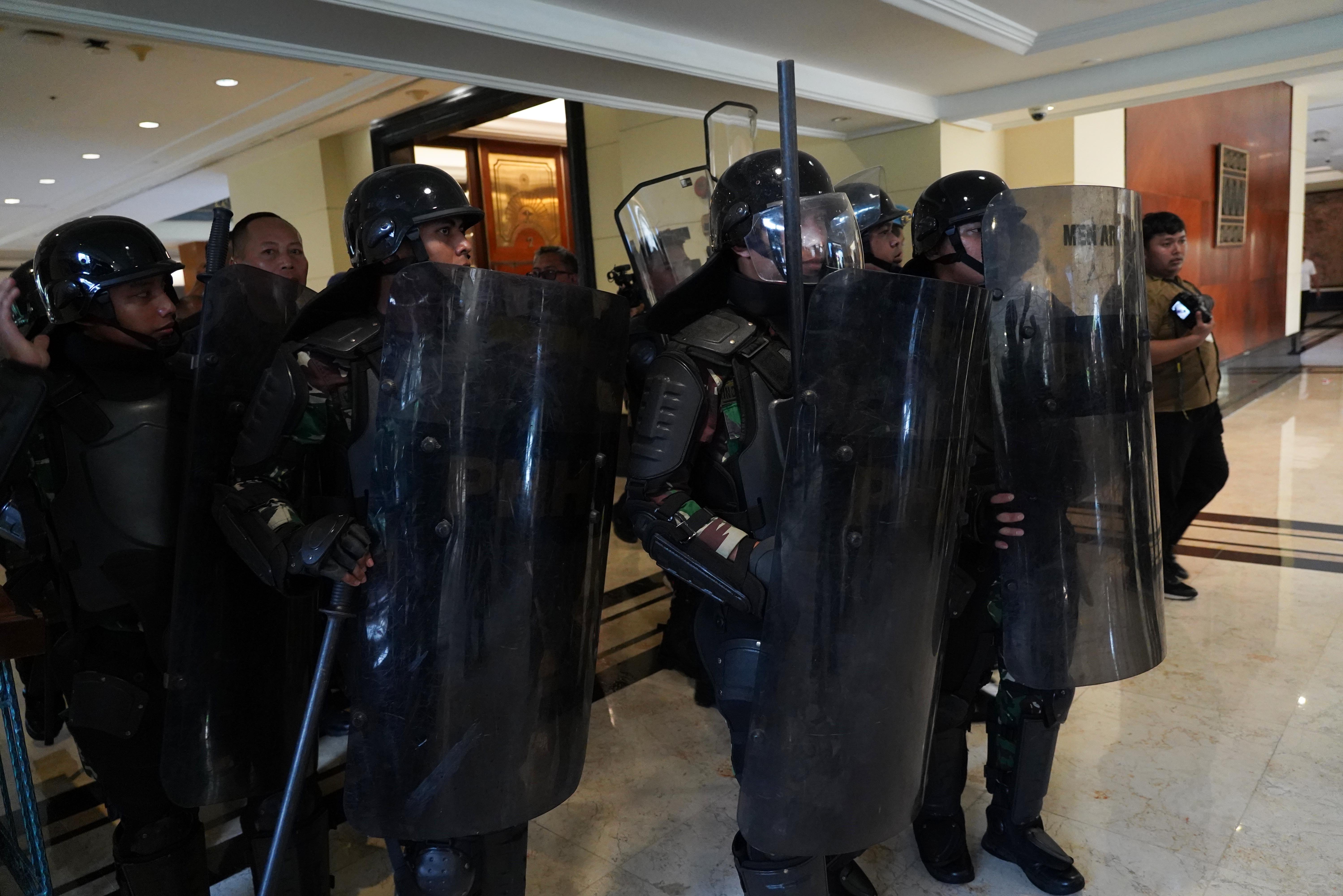 Personel kepolisian berjaga saat eksekusi pengosongan lahan Hotel Sultan di Kompleks Gelora Bung Karno, Jakarta, Kamis (18/6/2026). Eksekusi tersebut dilakukan setelah Pengadilan Negeri Jakarta Pusat menolak gugatan PT Indobuildco terhadap pemerintah Indonesia, melalui Kementerian Sekretariat Negara dan Pusat Pengelolaan Komplek Gelanggang Olahraga Bung Karno terkait pengelolaan Hotel Sultan.