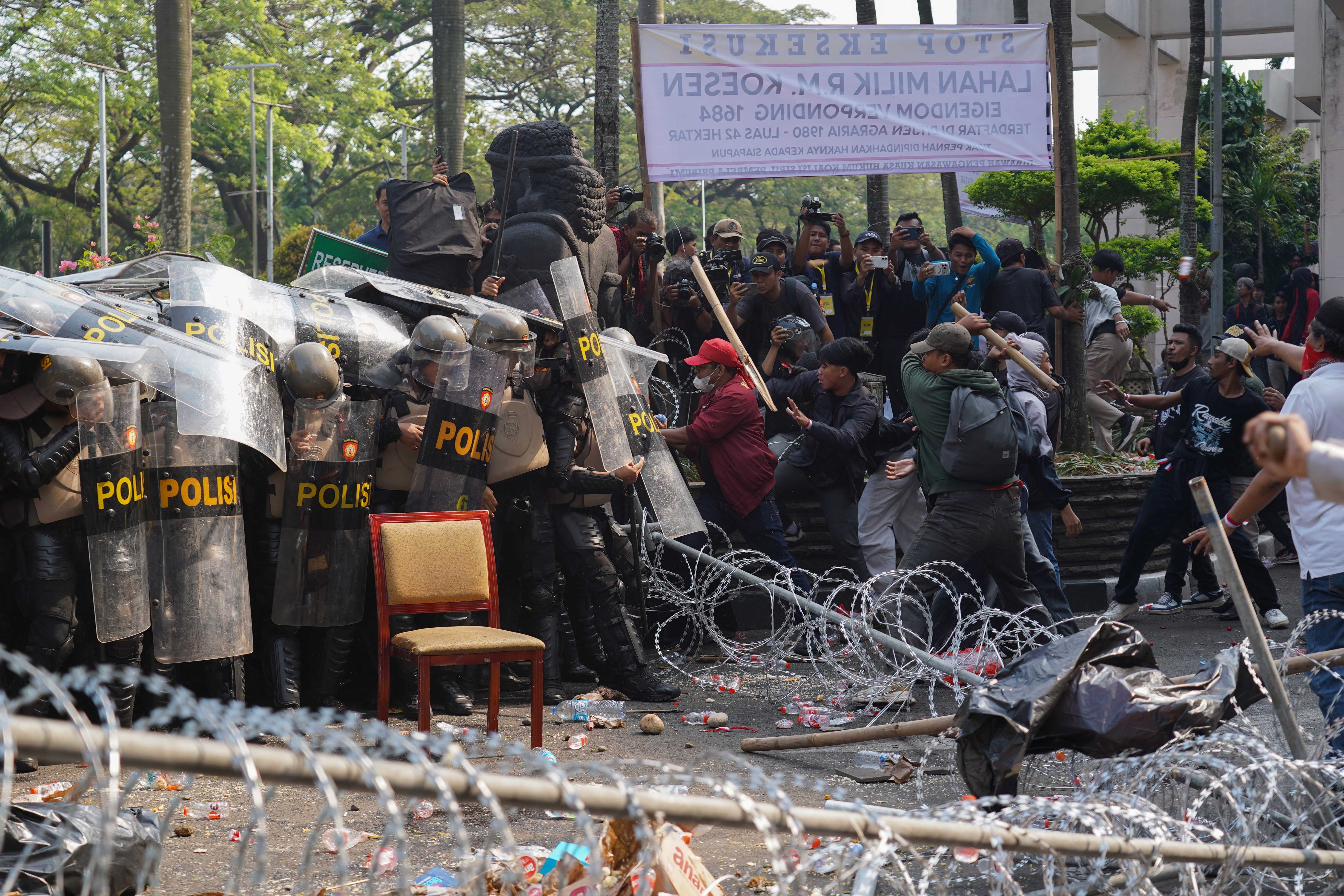 Personel kepolisian bersitegang dengan massa yang menolak eksekusi pengosongan lahan Hotel Sultan di Kompleks Gelora Bung Karno, Jakarta, Kamis (18/6/2026). Eksekusi tersebut dilakukan setelah Pengadilan Negeri Jakarta Pusat menolak gugatan PT Indobuildco terhadap pemerintah Indonesia, melalui Kementerian Sekretariat Negara dan Pusat Pengelolaan Komplek Gelanggang Olahraga Bung Karno terkait pengelolaan Hotel Sultan.