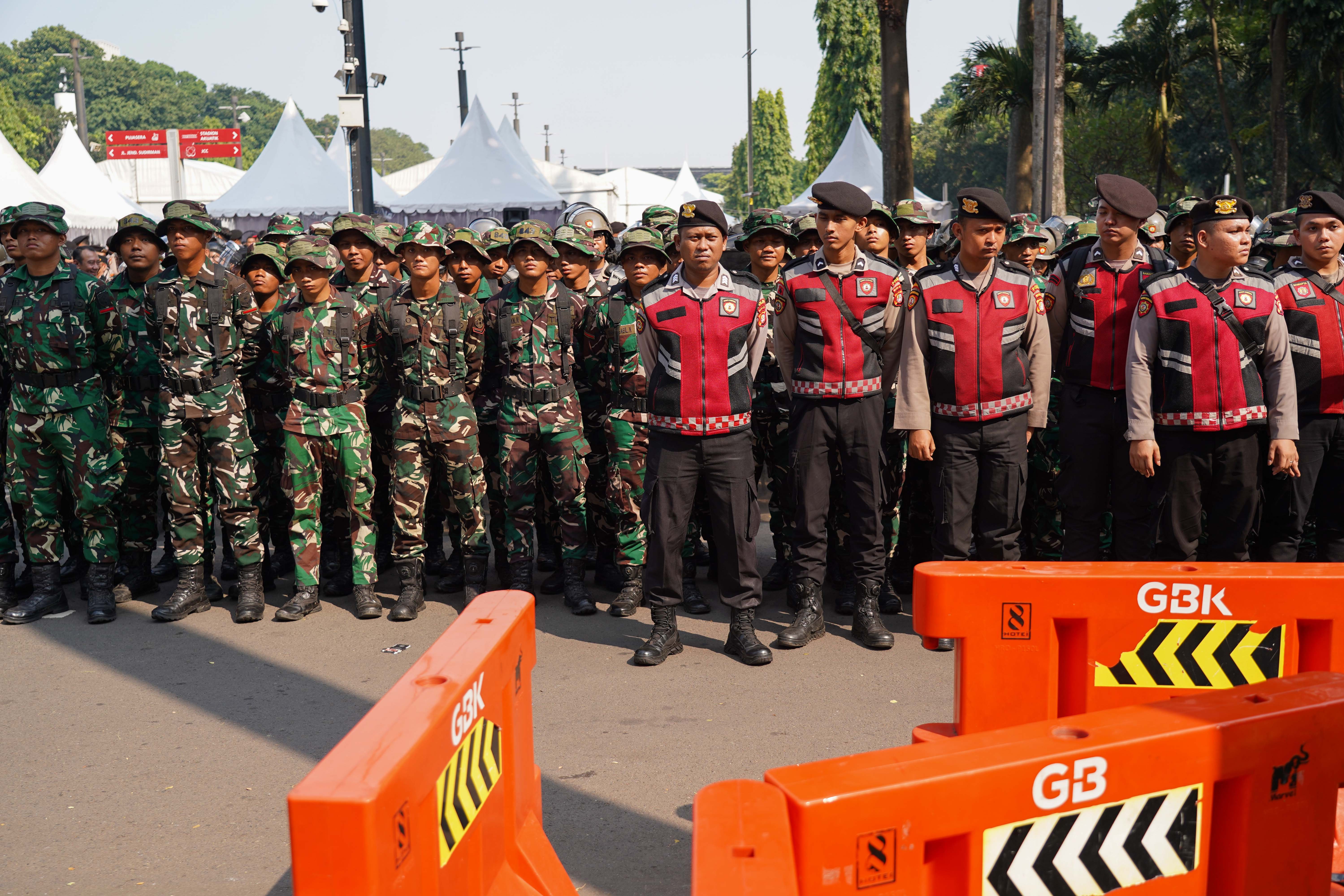 Personel kepolisian dan TNI berjaga sebelum eksekusi pengosongan lahan Hotel Sultan di Kompleks Gelora Bung Karno, Jakarta, Kamis (18/6/2026). Eksekusi tersebut dilakukan setelah Pengadilan Negeri Jakarta Pusat menolak gugatan PT Indobuildco terhadap pemerintah Indonesia, melalui Kementerian Sekretariat Negara dan Pusat Pengelolaan Komplek Gelanggang Olahraga Bung Karno terkait pengelolaan Hotel Sultan.