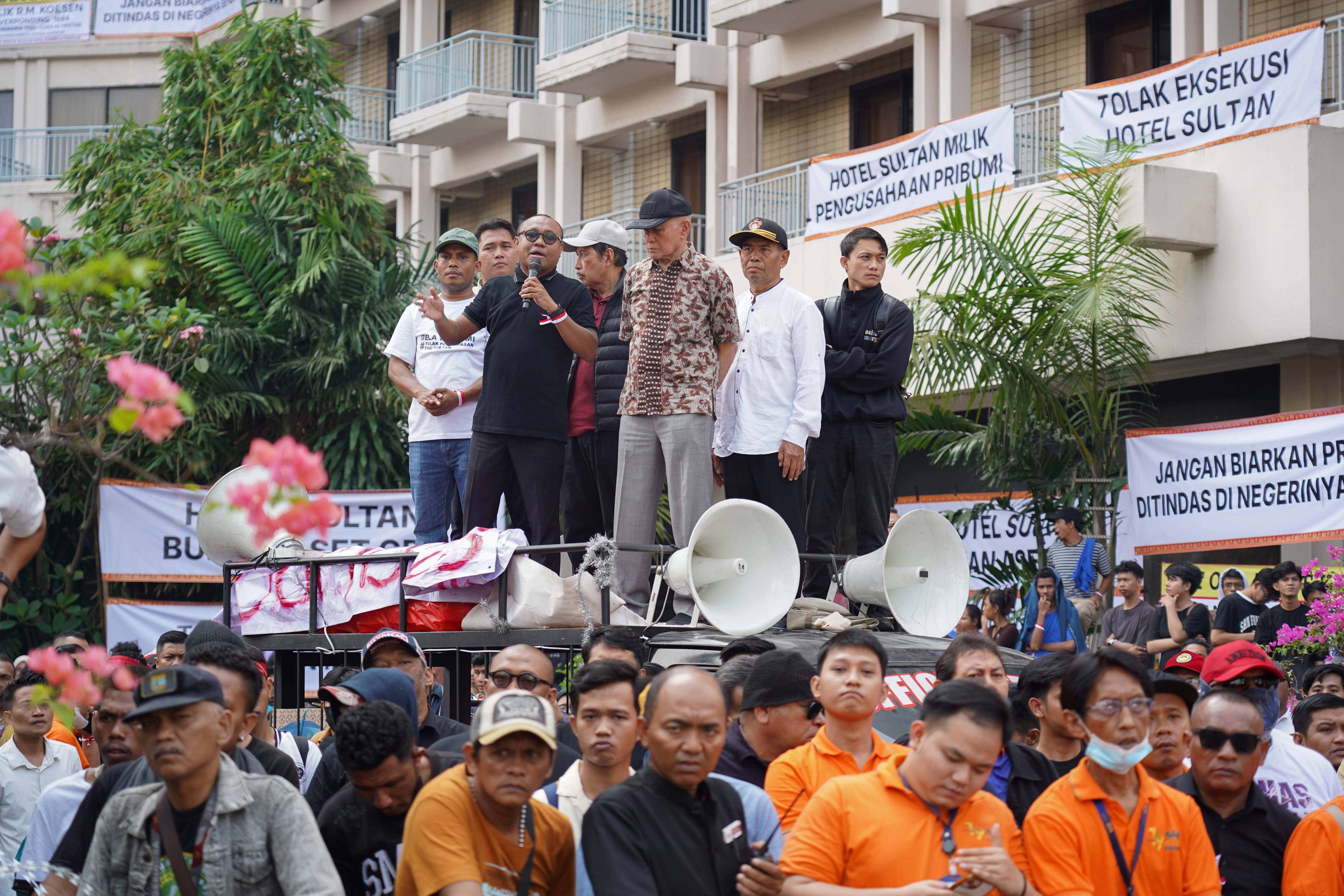 Massa berdemonstrasi menolak eksekusi pengosongan lahan Hotel Sultan di Kompleks Gelora Bung Karno, Jakarta, Kamis (18/6/2026). Eksekusi tersebut dilakukan setelah Pengadilan Negeri Jakarta Pusat menolak gugatan PT Indobuildco terhadap pemerintah Indonesia, melalui Kementerian Sekretariat Negara dan Pusat Pengelolaan Komplek Gelanggang Olahraga Bung Karno terkait pengelolaan Hotel Sultan.