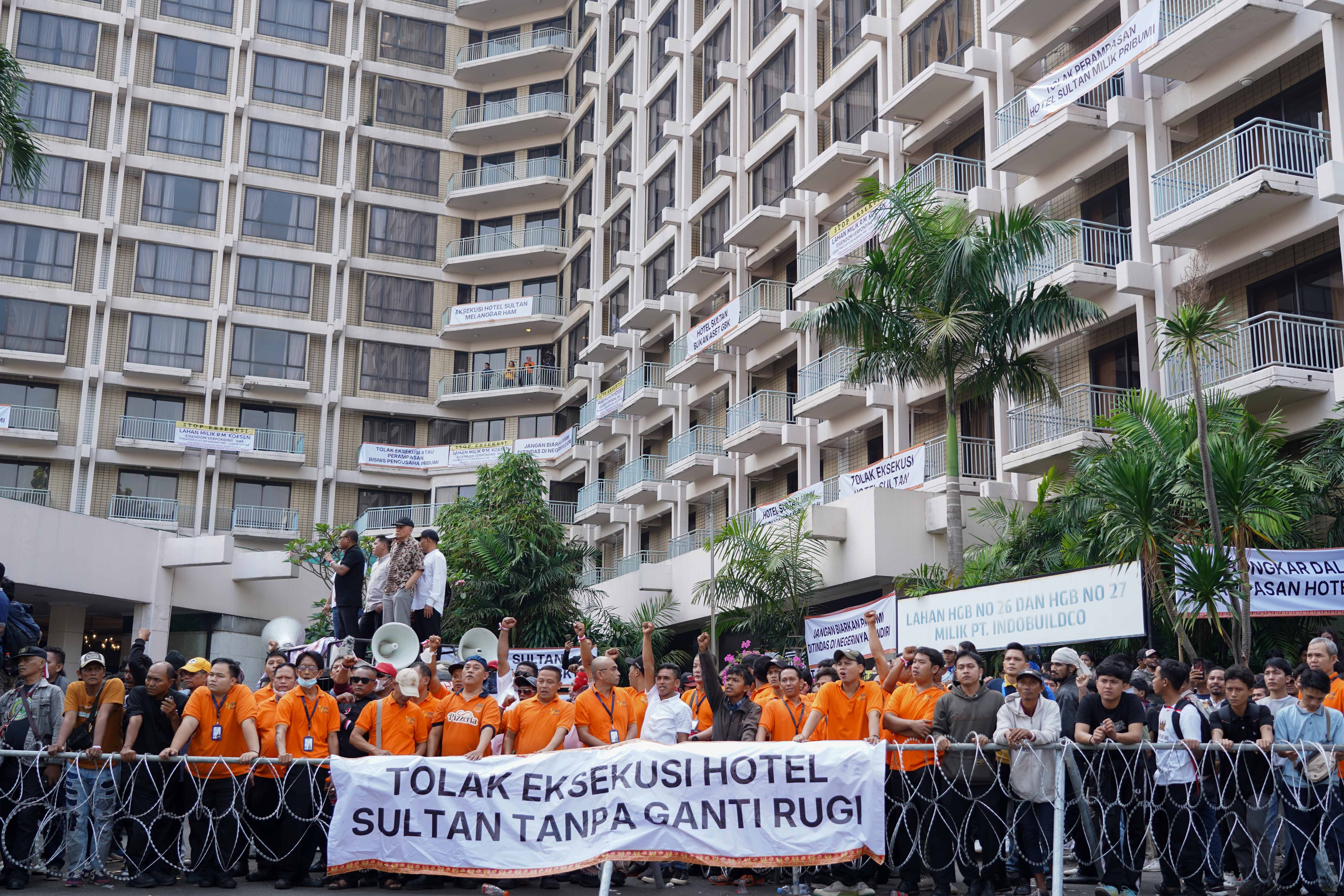 Massa berdemonstrasi menolak eksekusi pengosongan lahan Hotel Sultan di Kompleks Gelora Bung Karno, Jakarta, Kamis (18/6/2026). Eksekusi tersebut dilakukan setelah Pengadilan Negeri Jakarta Pusat menolak gugatan PT Indobuildco terhadap pemerintah Indonesia, melalui Kementerian Sekretariat Negara dan Pusat Pengelolaan Komplek Gelanggang Olahraga Bung Karno terkait pengelolaan Hotel Sultan.