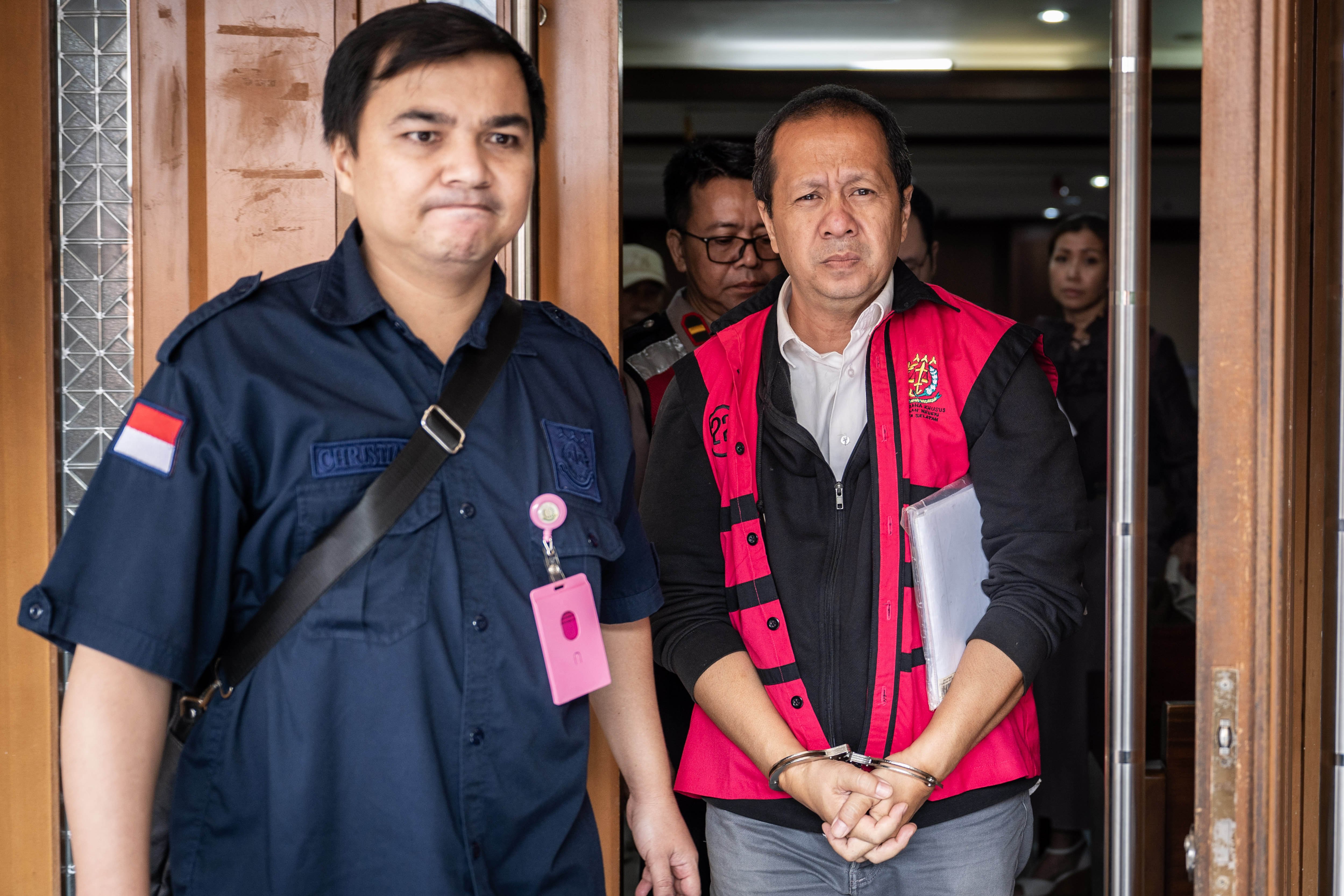 Terdakwa kasus dugaan korupsi dan tindak pidana pencucian uang (TPPU) terkait investasi MDI Venture dan BRI Ventures ke PT Tani Group Indonesia (Tanihub) Edison Tobing berjalan keluar usai sidang pembacaan putusan di Pengadilan Tipikor, Jakarta, Kamis (18/6/2026). Majelis hakim memvonis terdakwa Edison TPL Tobing dengan pidana penjara tujuh tahun, denda Rp1 miliar subsider 190 hari kurungan dan uang pengganti Rp1,05 miliar subsider tiga tahun penjara.