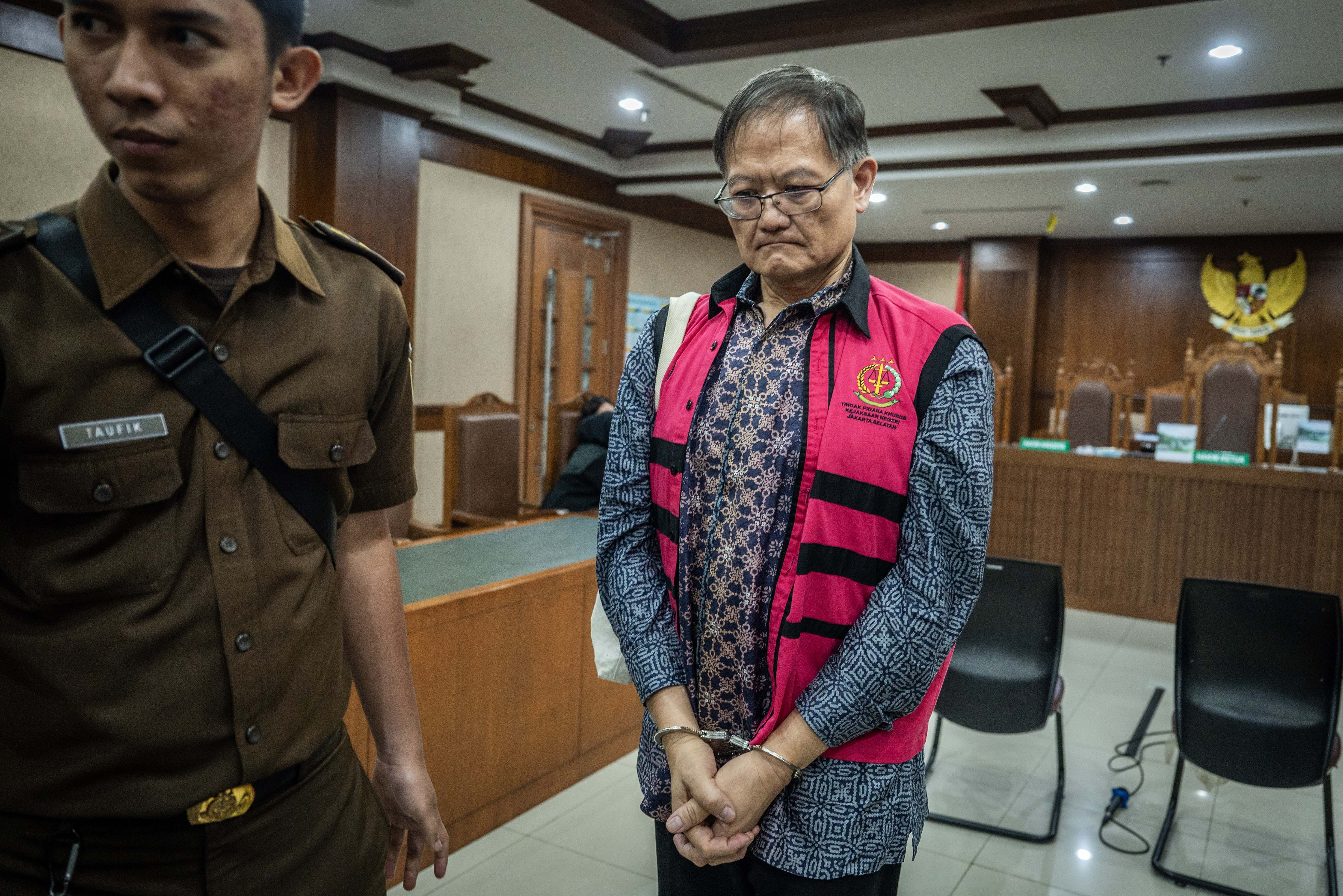 Terdakwa kasus dugaan korupsi dan tindak pidana pencucian uang (TPPU) terkait investasi MDI Venture dan BRI Ventures ke PT Tani Group Indonesia (Tanihub) Donald Surjana Wihardja berjalan keluar usai sidang pembacaan putusan di Pengadilan Tipikor, Jakarta, Kamis (18/6/2026). Majelis hakim memvonis terdakwa Donald Surjana Wihardja dengan pidana penjara lima tahun, denda Rp750 juta subsider 165 hari kurungan.