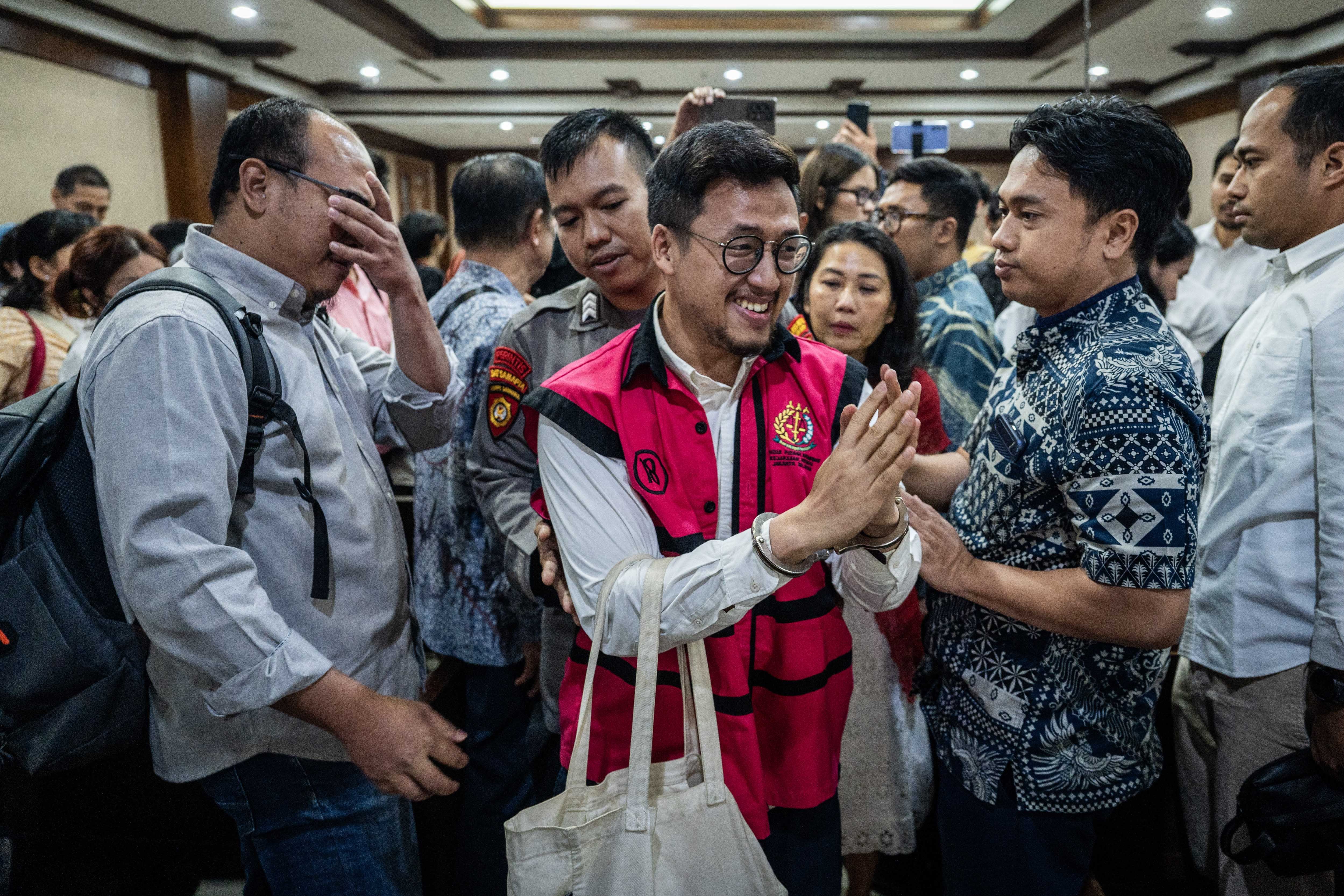 Terdakwa kasus dugaan korupsi dan tindak pidana pencucian uang terkait investasi MDI Venture dan BRI Ventures ke PT Tani Group Indonesia (Tanihub) Aldi Adrian Hartanto berjalan keluar usai sidang pembacaan putusan di Pengadilan Tipikor, Jakarta, Kamis (18/6/2026). Majelis hakim memvonis terdakwa Aldi Adrian Hartanto dan William Gozali dengan pidana penjara dua tahun, denda sejumlah Rp250 juta subsider 90 hari kurungan.