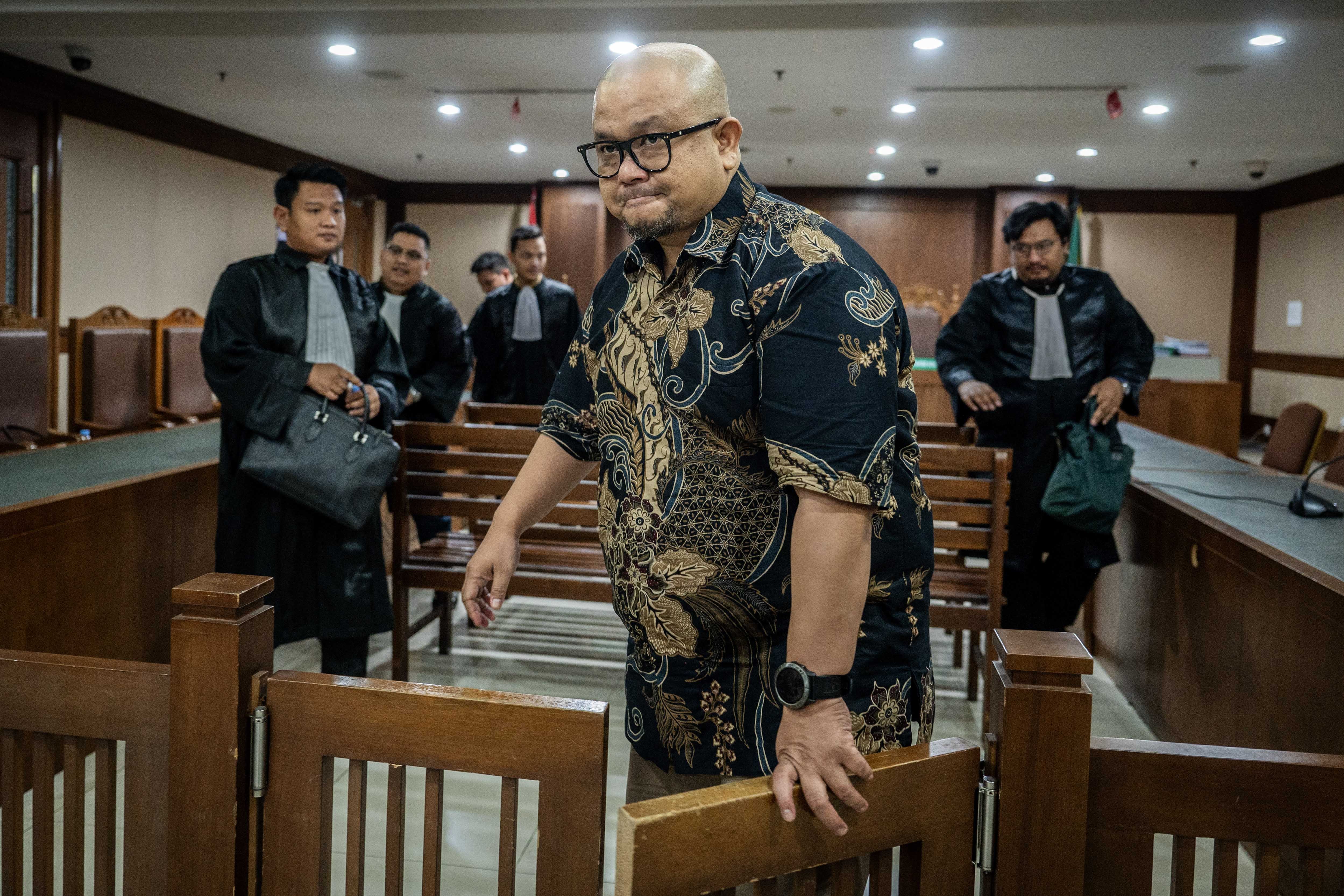 Terdakwa kasus dugaan korupsi dan tindak pidana pencucian uang terkait investasi MDI Venture dan BRI Ventures ke PT Tani Group Indonesia (Tanihub) Ivan Arie Sustiawan berjalan keluar usai sidang pembacaan putusan di Pengadilan Tipikor, Jakarta, Kamis (18/6/2026). Majelis hakim memvonis terdakwa Ivan Arie Sustiawan dengan pidana penjara sembilan tahun, denda Rp1 miliar subsider 190 hari kurungan dan uang pengganti Rp3,2 miliar subsider empat tahun penjara.