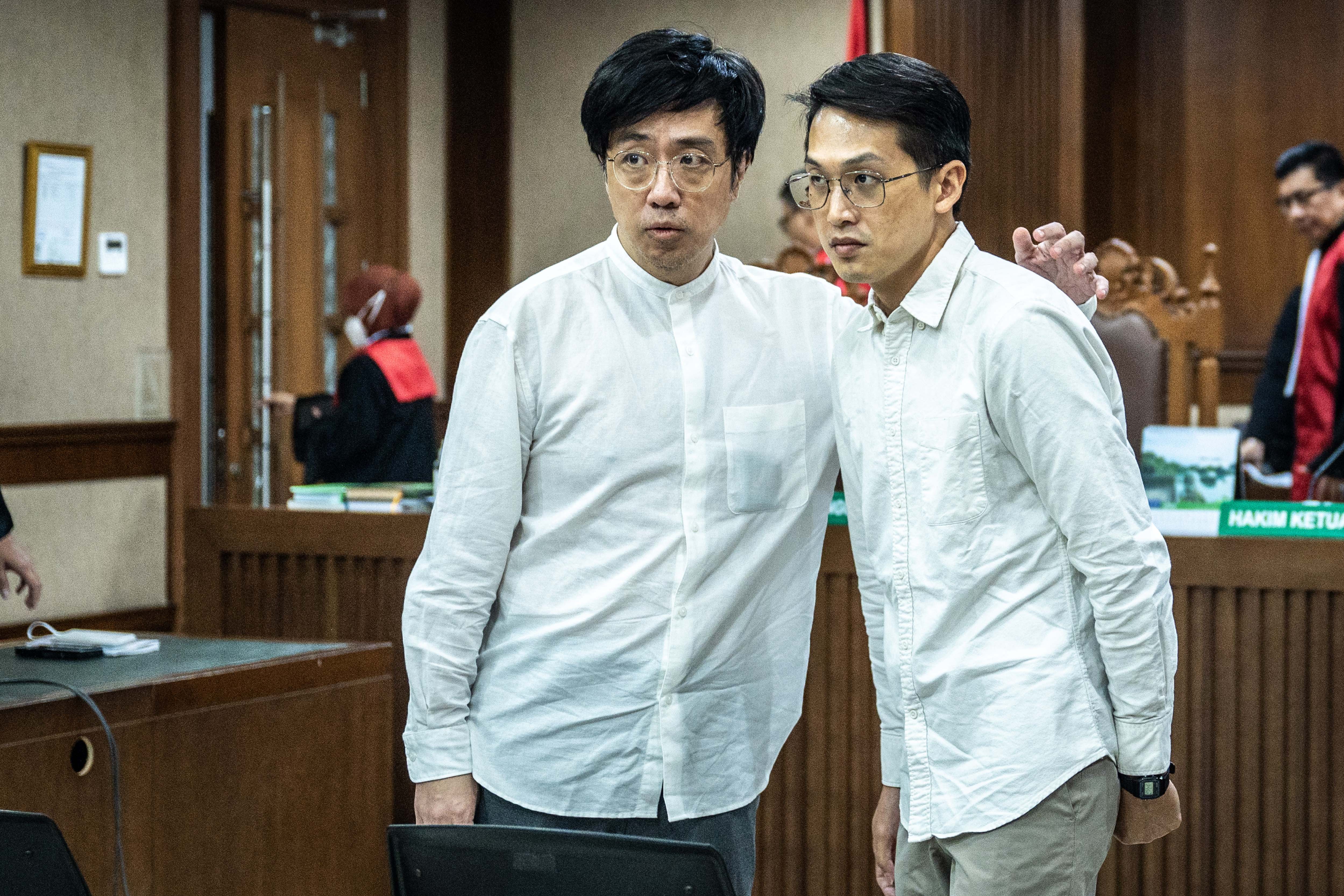 Terdakwa kasus dugaan korupsi dan tindak pidana pencucian uang terkait investasi MDI Venture dan BRI Ventures ke PT Tani Group Indonesia Nicko Widjaja (kedua kanan) dan Wiliam Gozali (kedua kiri) berjalan keluar usai sidang di Pengadilan Tipikor, Jakarta, Kamis (18/6/2026). Majelis hakim memvonis terdakwa Nicko Widjaja pidana penjara tiga tahun, denda Rp350 juta subsider 110 hari kurungan dan William Gozali dengan pidana penjara dua tahun, denda sejumlah Rp250 juta subsider 90 hari kurungan.