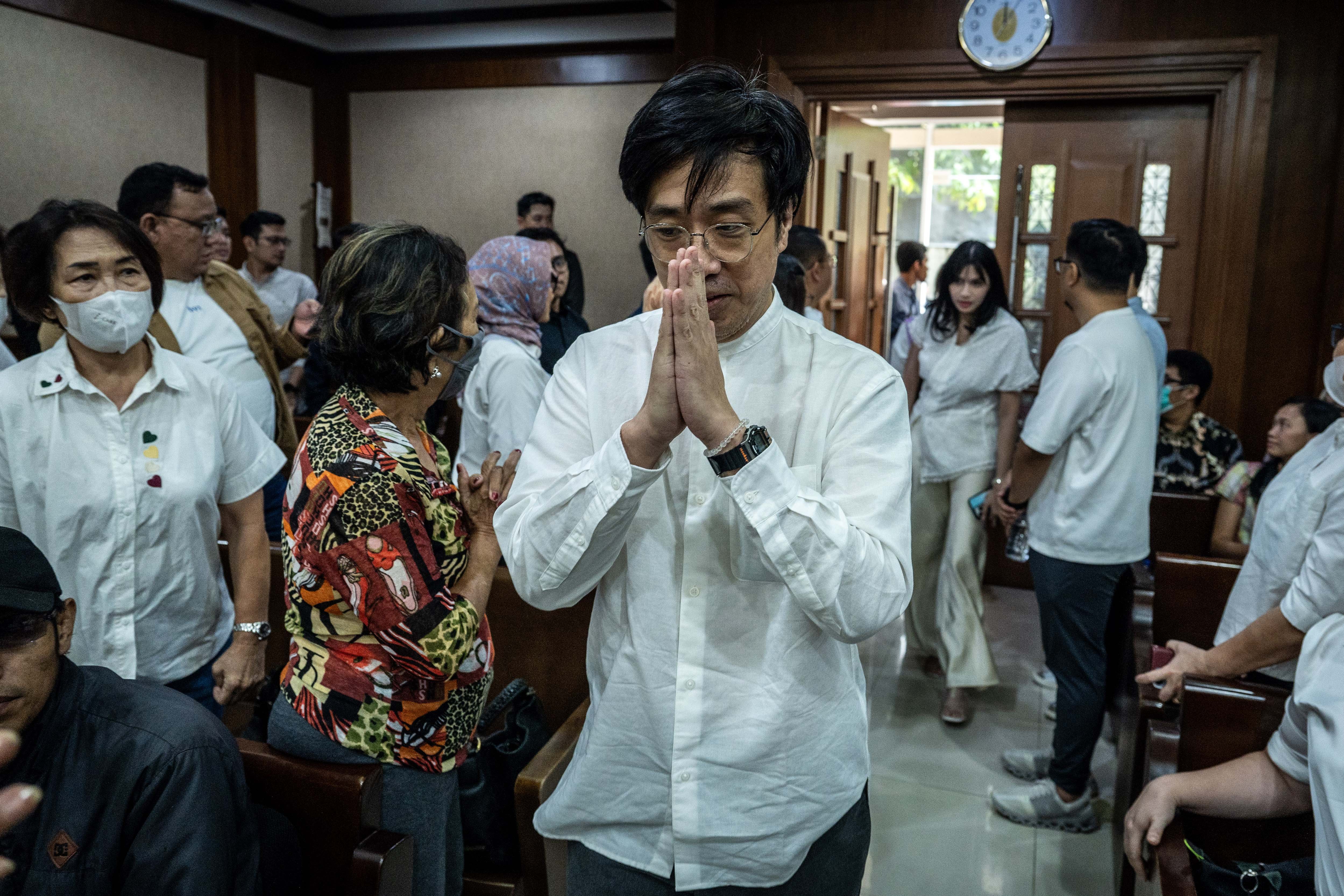 Terdakwa kasus dugaan korupsi dan tindak pidana pencucian uang (TPPU) terkait investasi MDI Venture dan BRI Ventures ke PT Tani Group Indonesia (Tanihub) Nicko Widjaja menyapa wartawan sebelum sidang pembacaan putusan di Pengadilan Tipikor, Jakarta, Kamis (18/6/2026). Majelis hakim memvonis terdakwa Nicko Widjaja pidana penjara tiga tahun, denda Rp350 juta subsider 110 hari kurungan.