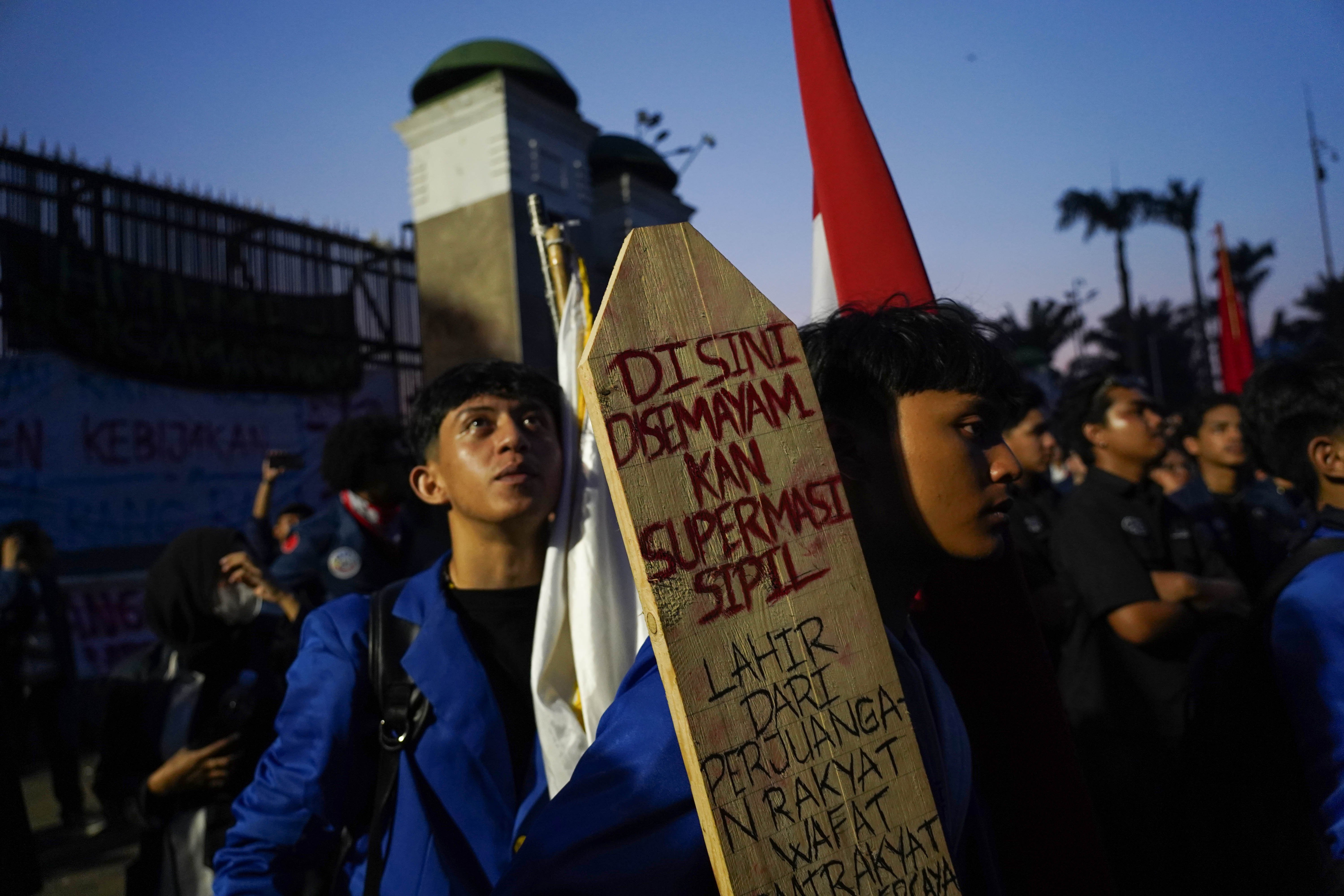 Mahasiswa Universitas Trisakti mengangkat papan tuntutan saat berdemonstrasi di depan Gedung DPR/MPR, Jakarta, Jumat (19/6/2026). Dalam aksi tersebut mereka membawa \