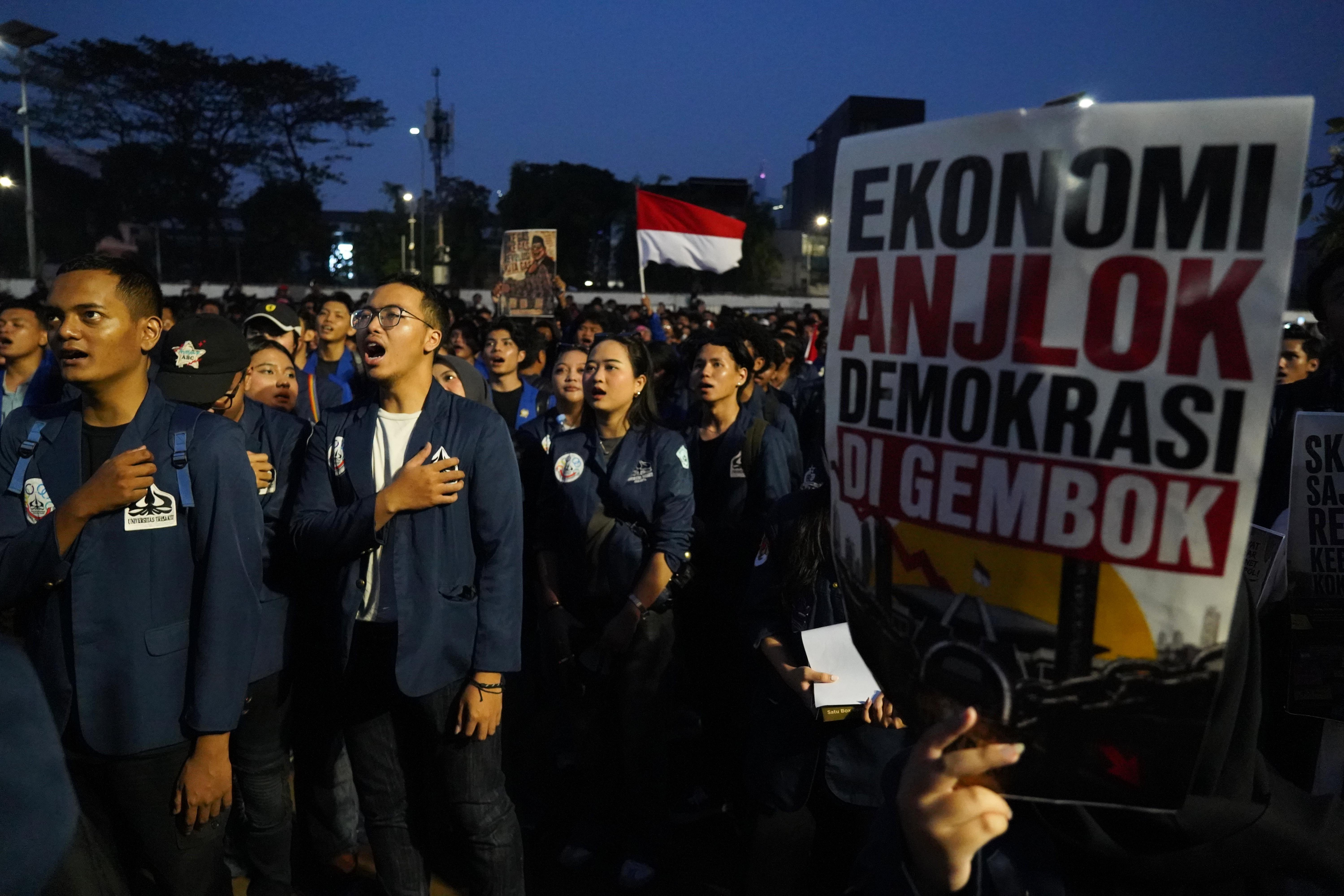 Mahasiswa Universitas Trisakti mengangkat poster tuntutan saat berdemonstrasi di depan Gedung DPR/MPR, Jakarta, Jumat (19/6/2026). Dalam aksi tersebut mereka membawa \