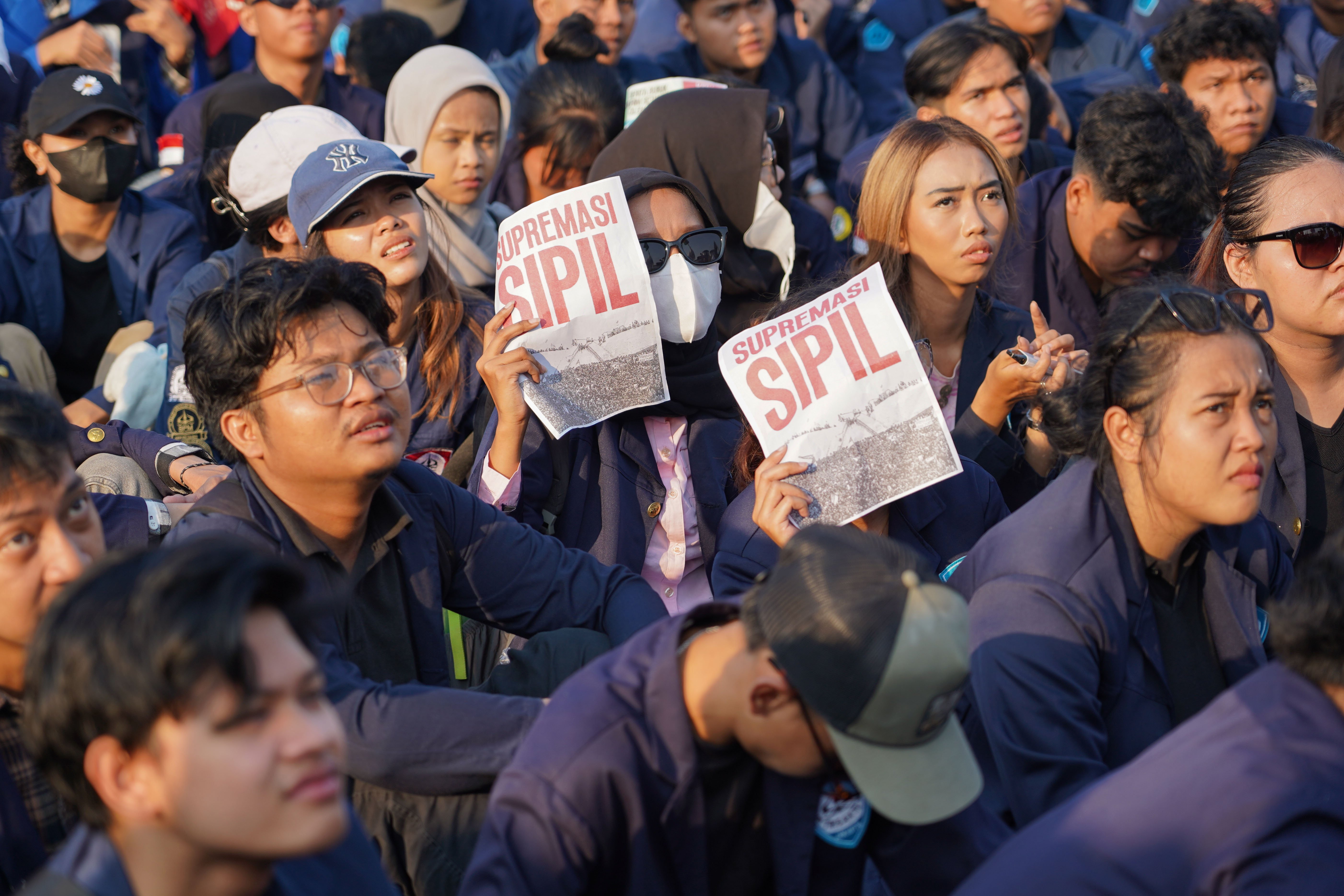Mahasiswa Universitas Trisakti mengangkat poster tuntutan saat berdemonstrasi di depan Gedung DPR/MPR, Jakarta, Jumat (19/6/2026). Dalam aksi tersebut mereka membawa \