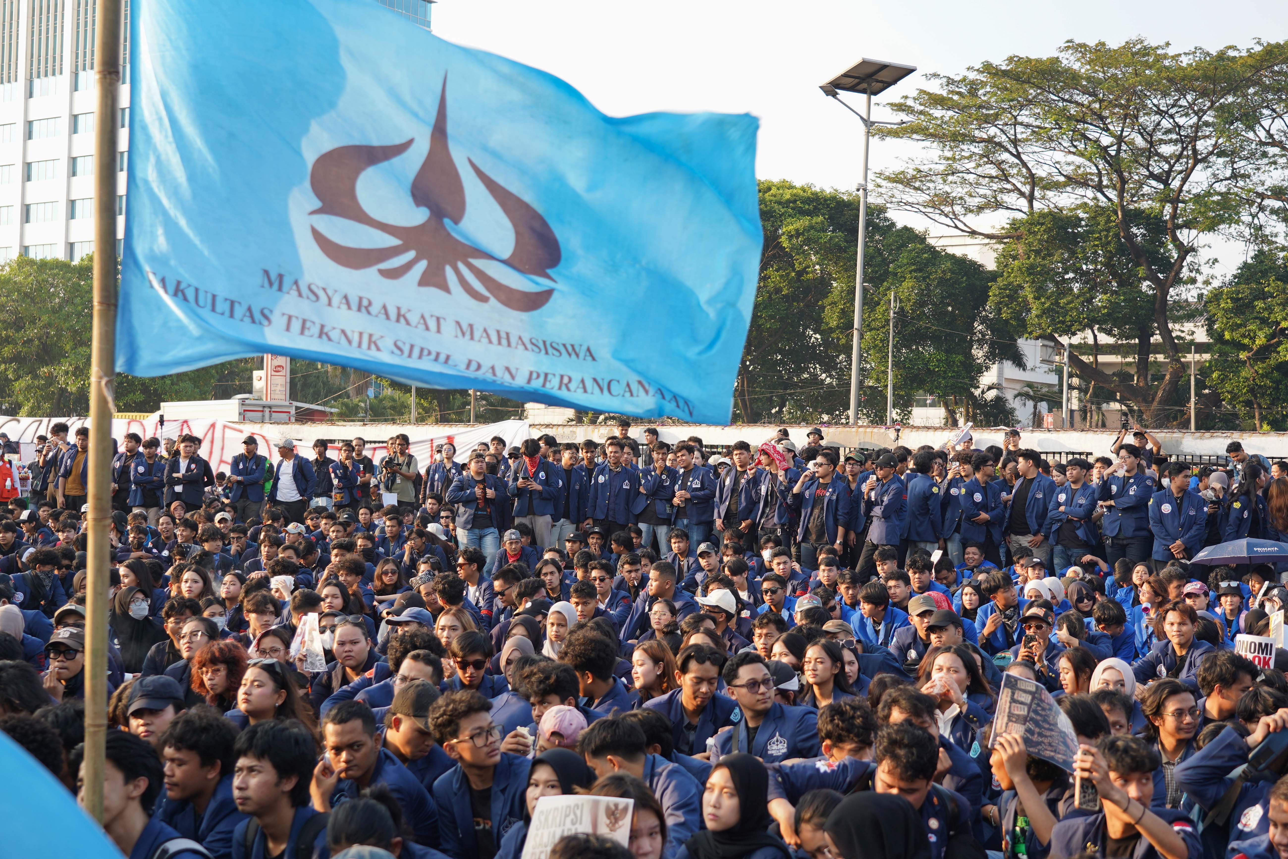Mahasiswa Universitas Trisakti berdemonstrasi di depan Gedung DPR/MPR, Jakarta, Jumat (19/6/2026). Dalam aksi tersebut mereka membawa \