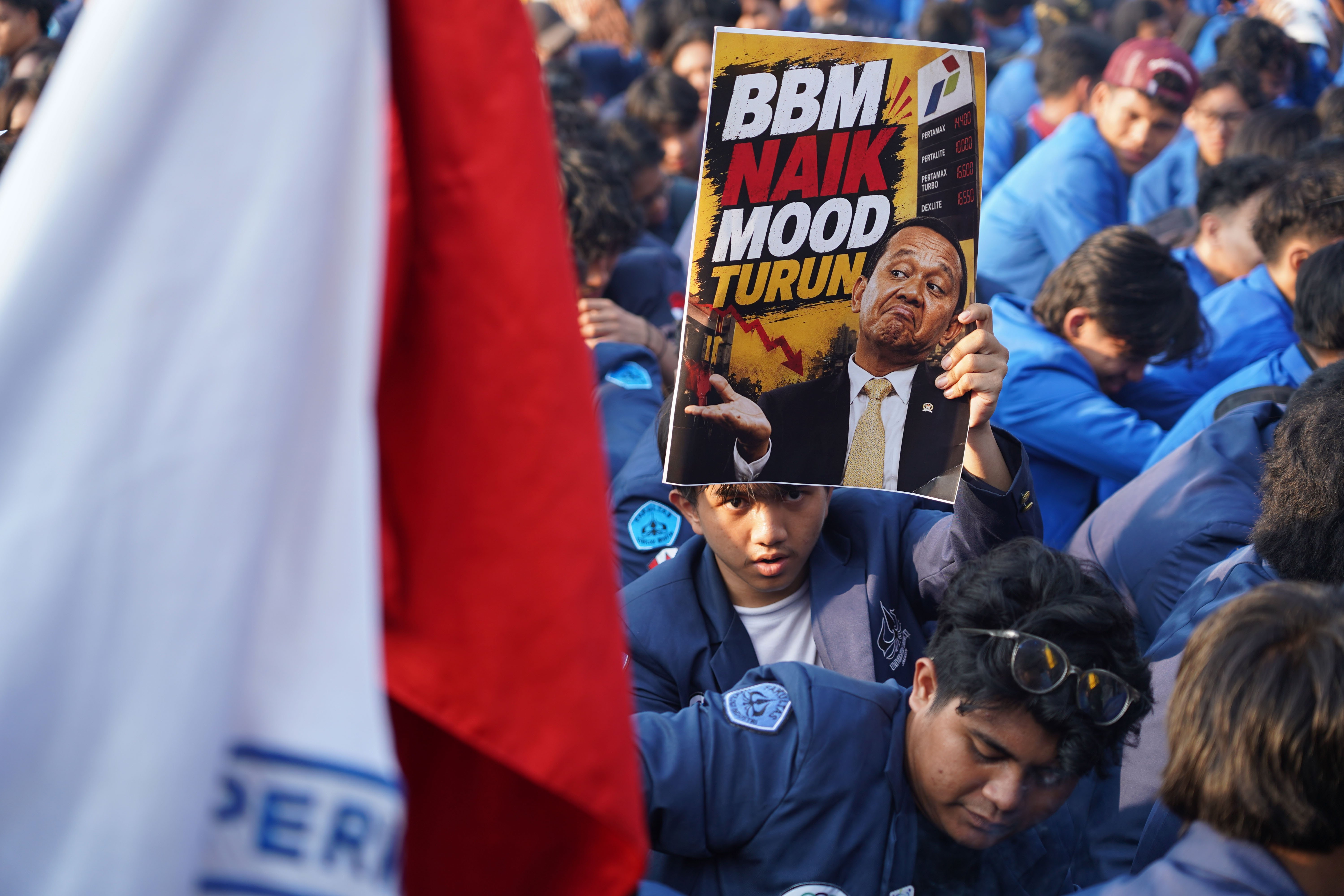 Mahasiswa Universitas Trisakti mengangkat poster tuntutan saat berdemonstrasi di depan Gedung DPR/MPR, Jakarta, Jumat (19/6/2026). Dalam aksi tersebut mereka membawa \