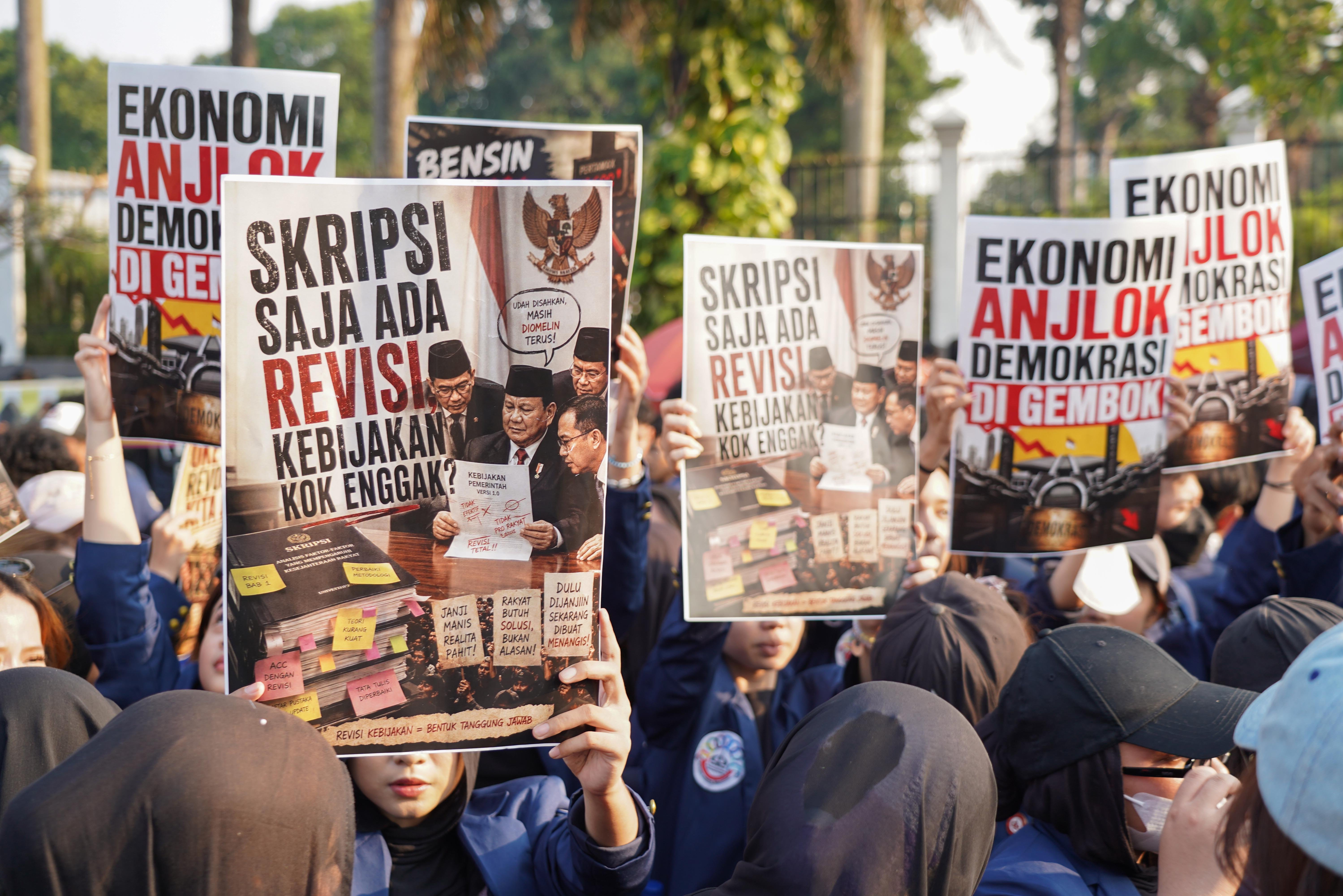 Mahasiswa Universitas Trisakti mengangkat poster tuntutan saat berdemonstrasi di depan Gedung DPR/MPR, Jakarta, Jumat (19/6/2026). Dalam aksi tersebut mereka membawa \