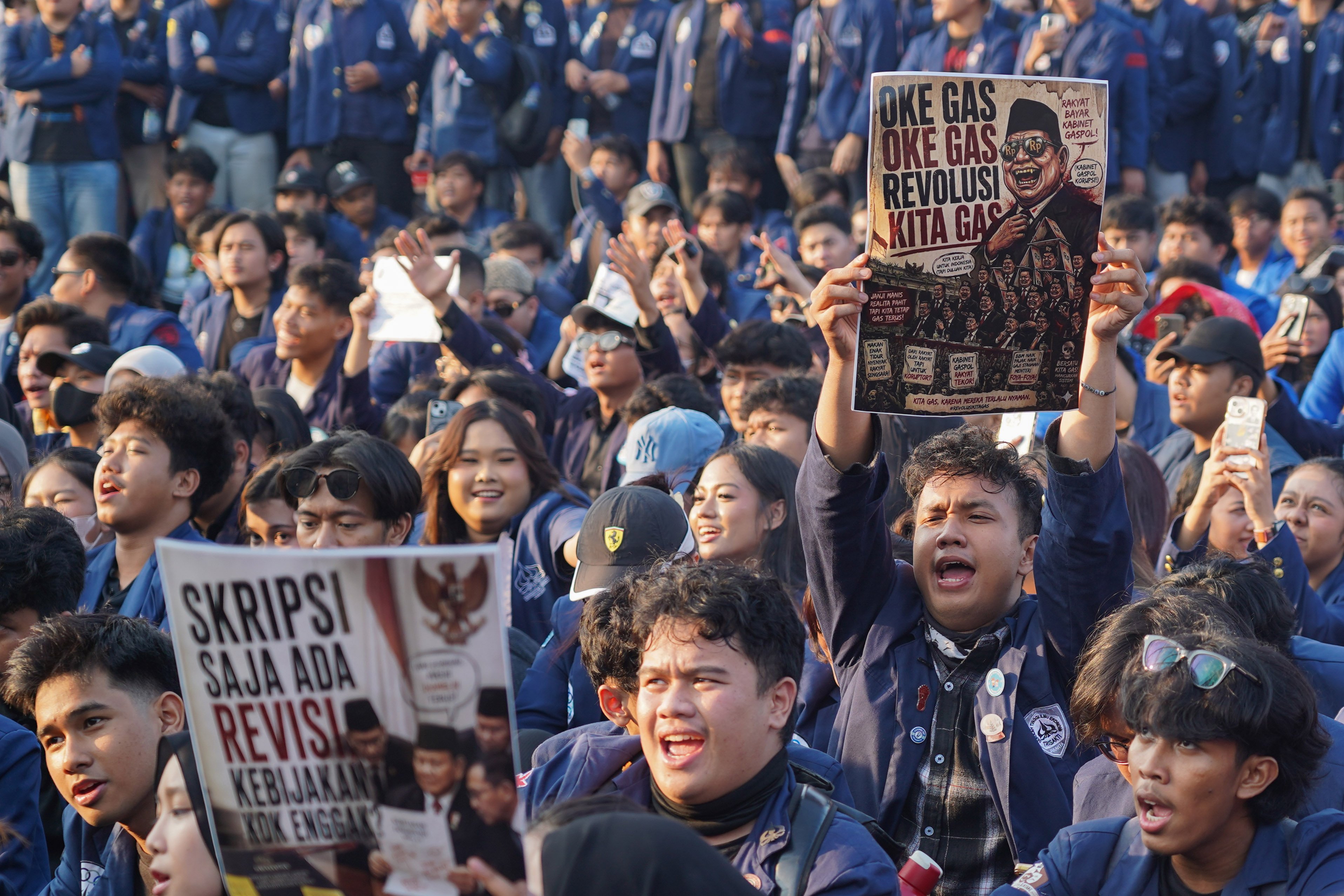 Mahasiswa Universitas Trisakti mengangkat poster tuntutan saat berdemonstrasi di depan Gedung DPR/MPR, Jakarta, Jumat (19/6/2026). Dalam aksi tersebut mereka membawa \