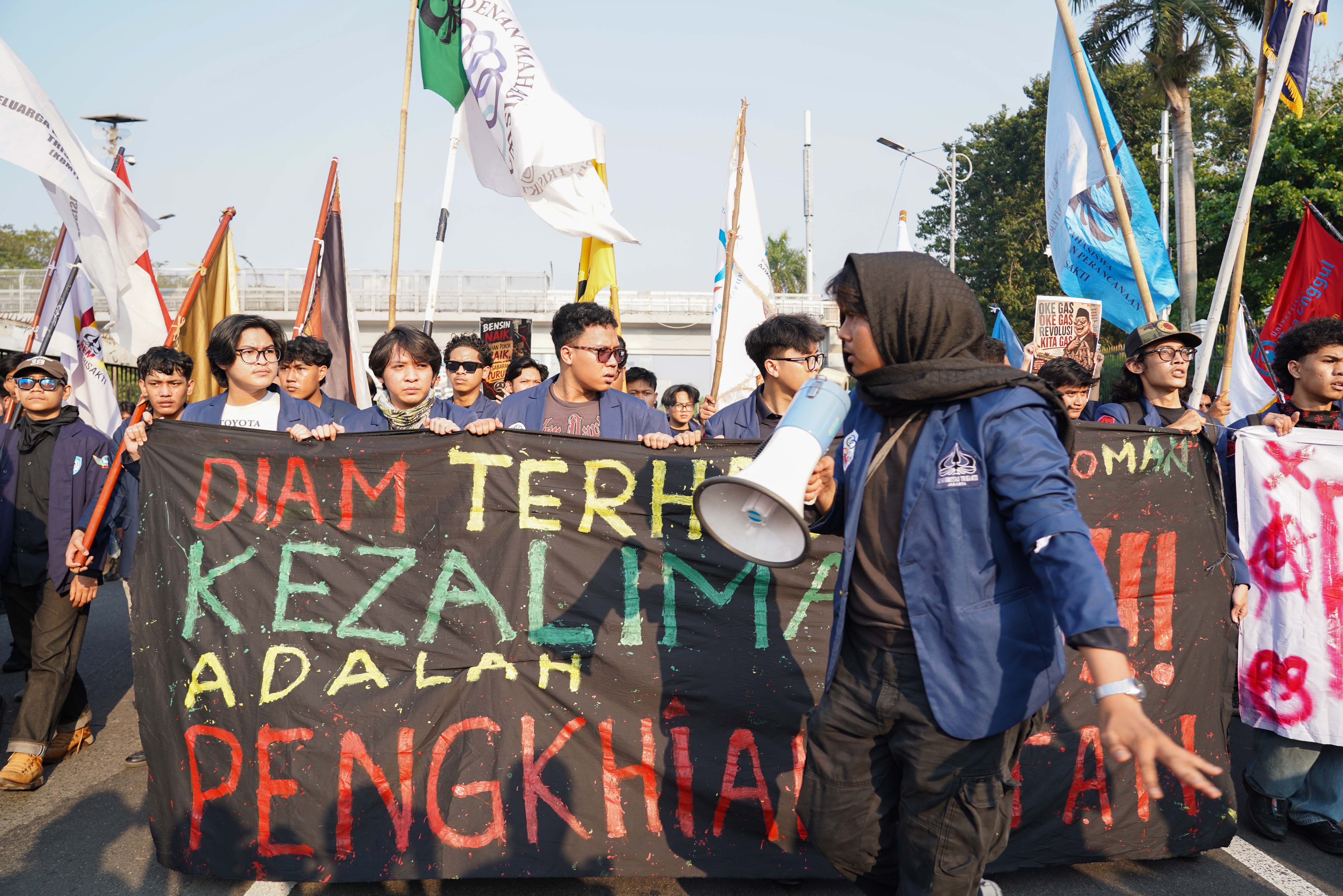 Mahasiswa Universitas Trisakti melakukan long march untuk berdemonstrasi di depan Gedung DPR/MPR, Jakarta, Jumat (19/6/2026). Dalam aksi tersebut mereka membawa \