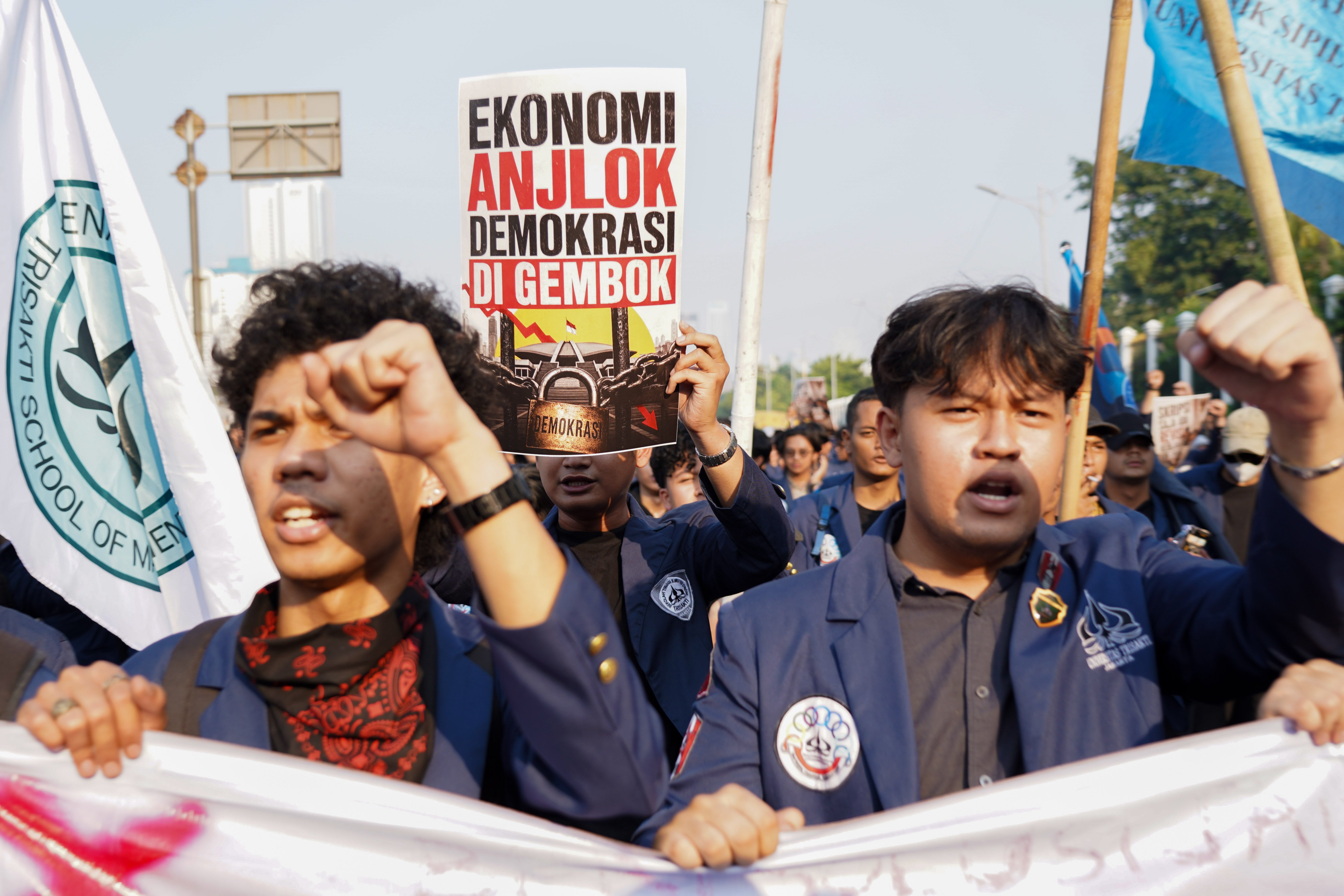 Mahasiswa Universitas Trisakti melakukan long march untuk berdemonstrasi di depan Gedung DPR/MPR, Jakarta, Jumat (19/6/2026). Dalam aksi tersebut mereka membawa \