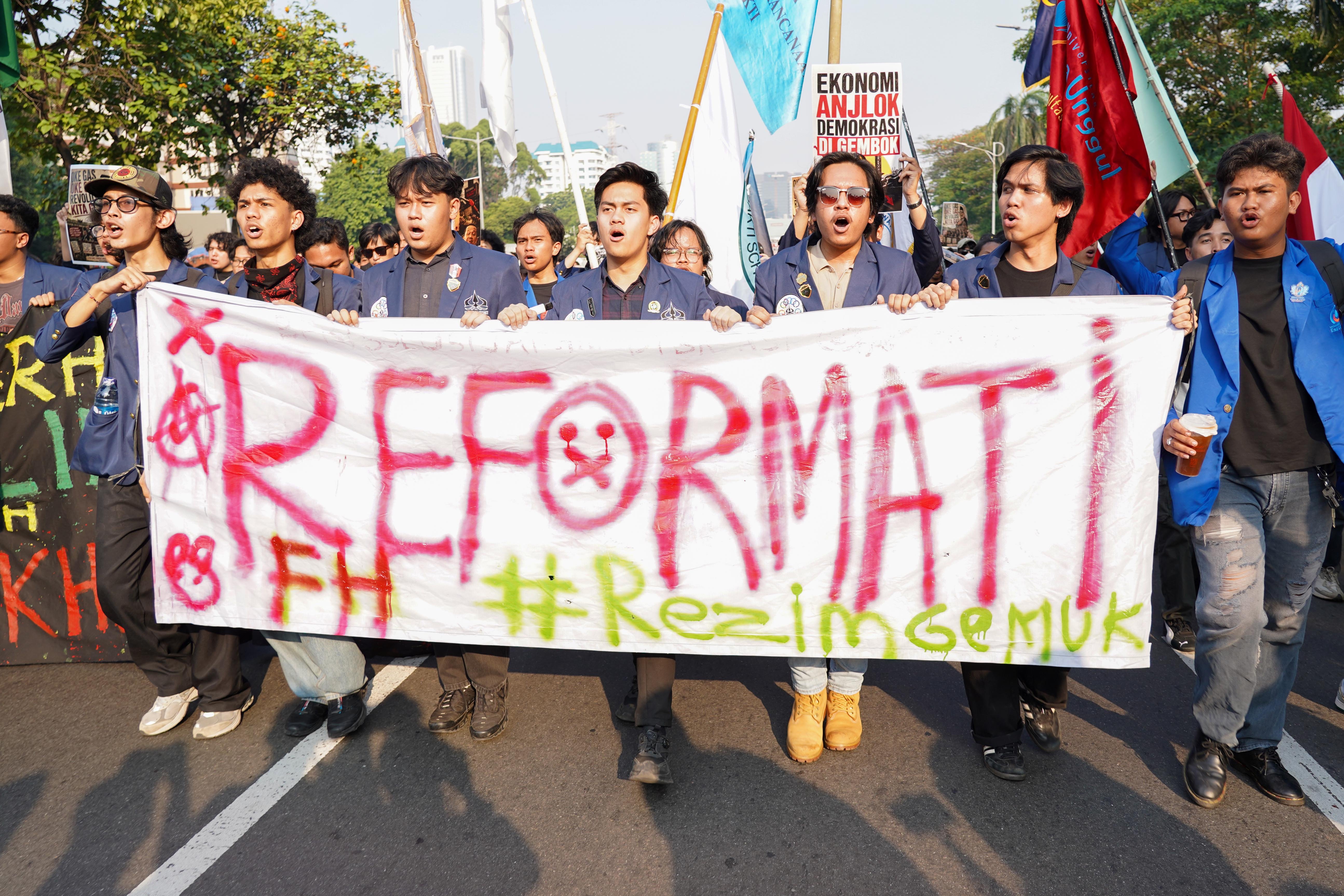 Mahasiswa Universitas Trisakti melakukan long march untuk berdemonstrasi di depan Gedung DPR/MPR, Jakarta, Jumat (19/6/2026). Dalam aksi tersebut mereka membawa \