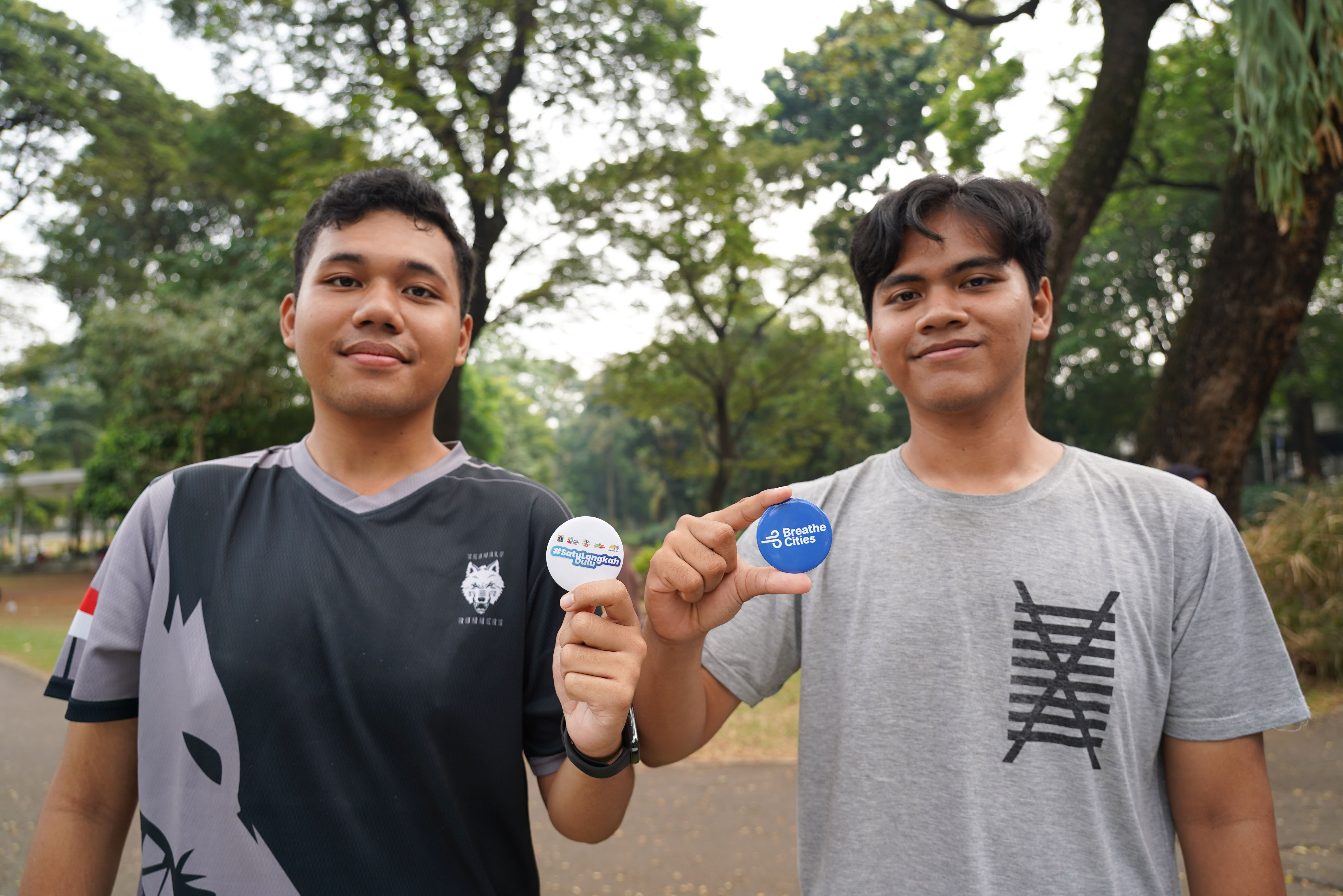 Warga menunjukkan pin dukungan untuk kualitas lingkungan Kota Jakarta pada Forum Udara Warga \