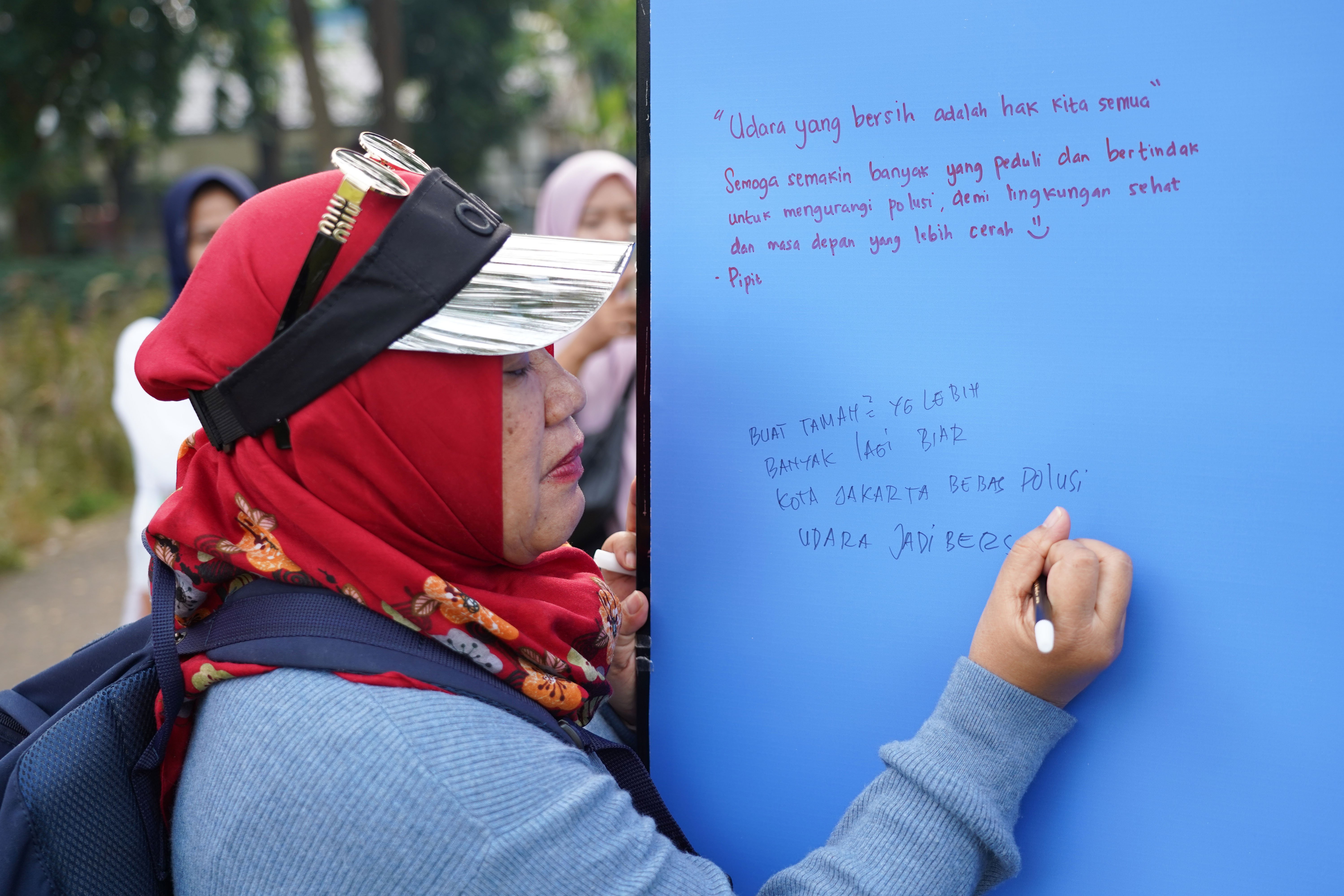 Warga menuliskan pesan untuk kualitas lingkungan Kota Jakarta pada Forum Udara Warga \