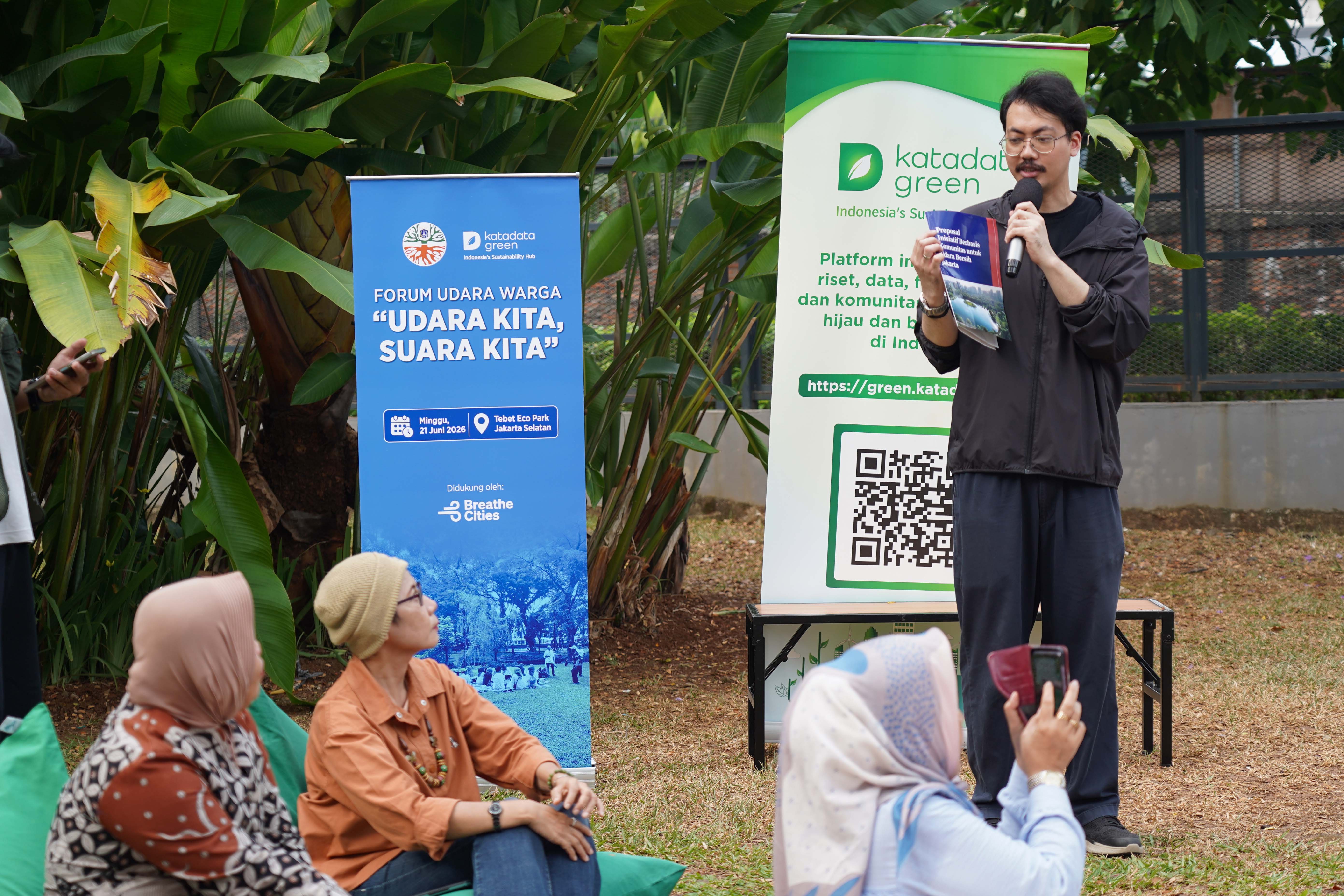 Communication Strategist Katadata Green Carolus Bregas Pranoto menyampaikan paparan pada Forum Udara Warga \