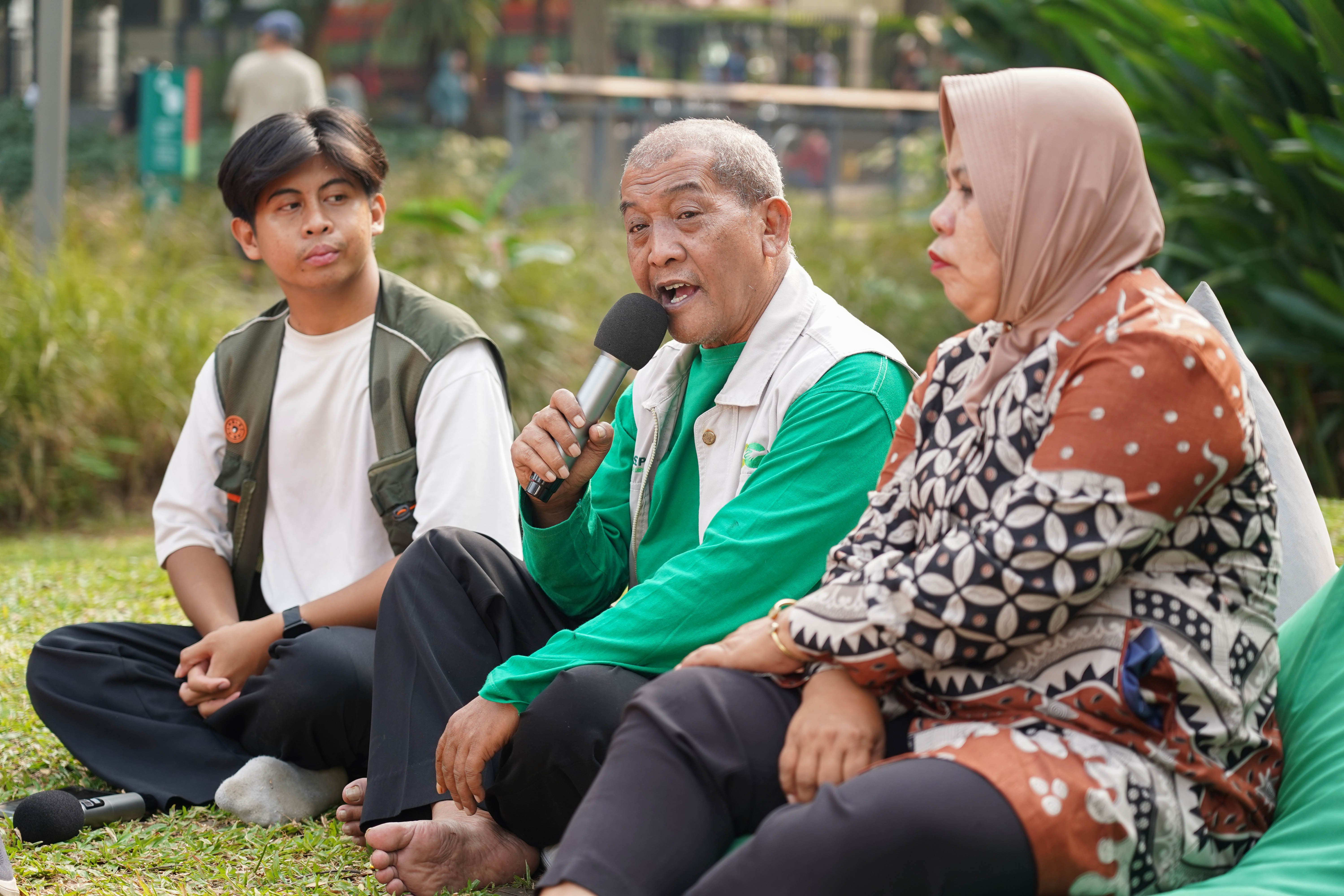 Ketua komunitas Program Kampung Iklim Kelurahan Kebon Kosong, Joko (tengah) menyampaikan inisiatif untuk lingkungan Kota Jakarta pada Forum Udara Warga 