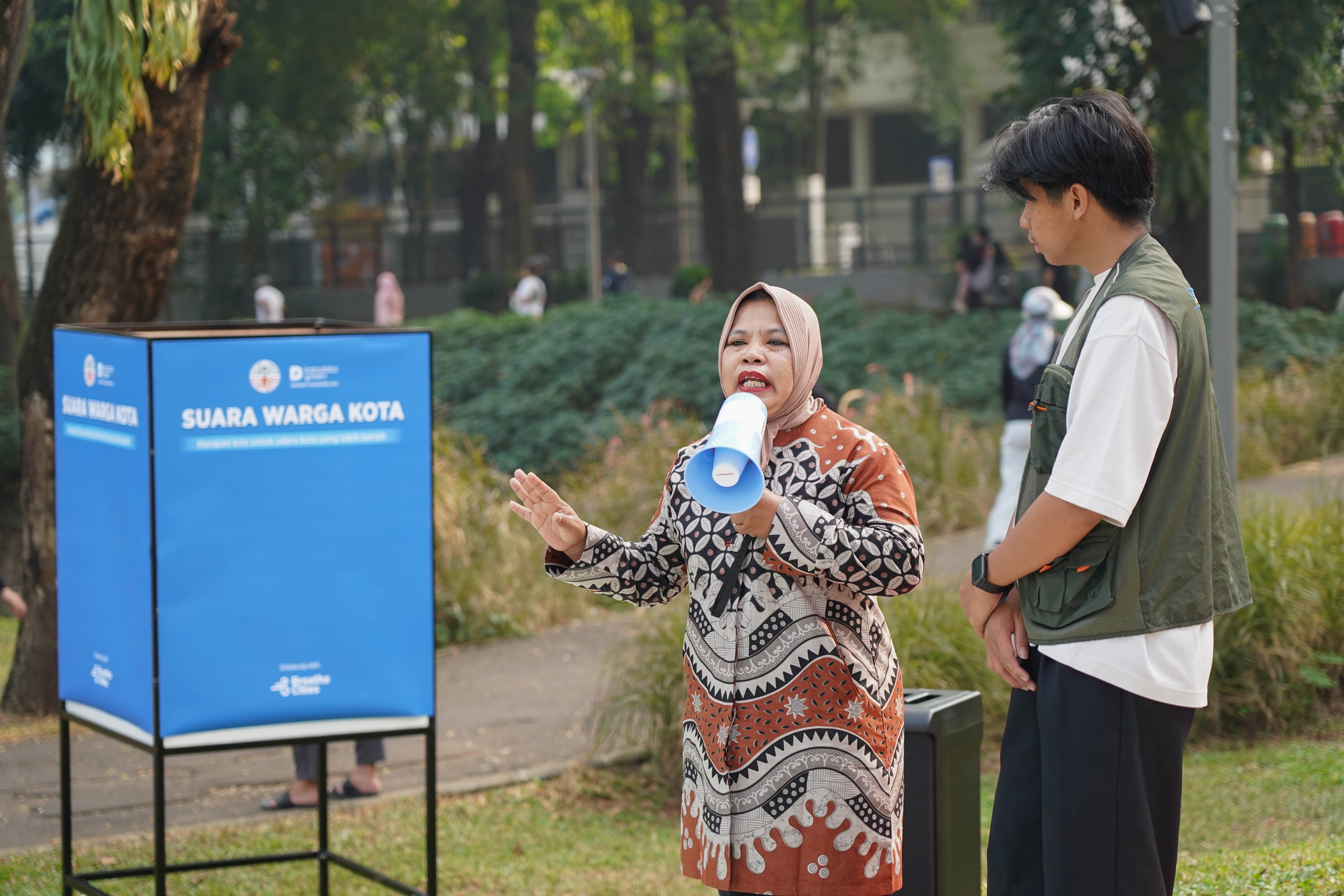 Pengelola Bank Sampah Kenanga, Nurpiyah (kiri) menyampaikan inisiatif untuk lingkungan Kota Jakarta pada Forum Udara Warga \